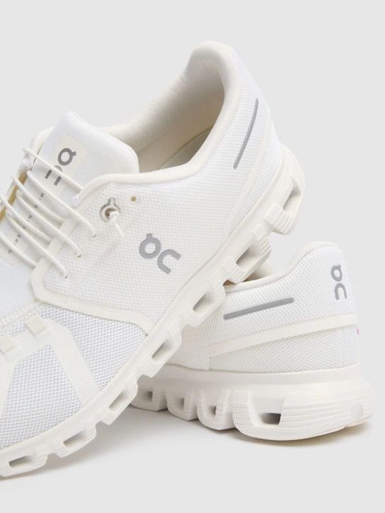o1lsvrm0425 Cloud 6 Sneakers in White