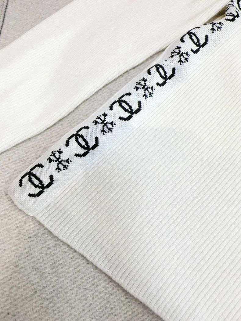Chanel Chanel Logo on both sides white black border round neck lo Size S / US 4 / IT 40 - 4 Thumbnail