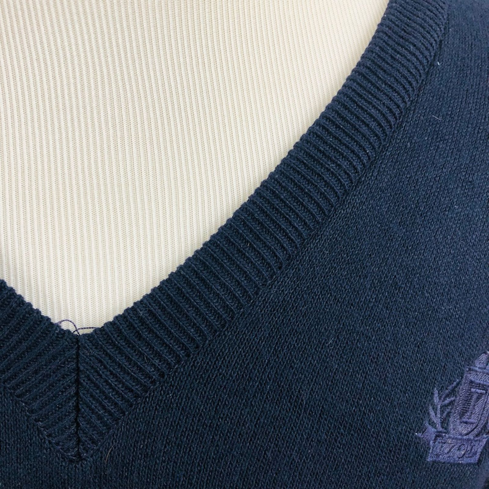 Izod Izod Vintage Pullover Sweater Crest Navy Blue V Neck L USA Size US L / EU 52-54 / 3 - 6 Thumbnail