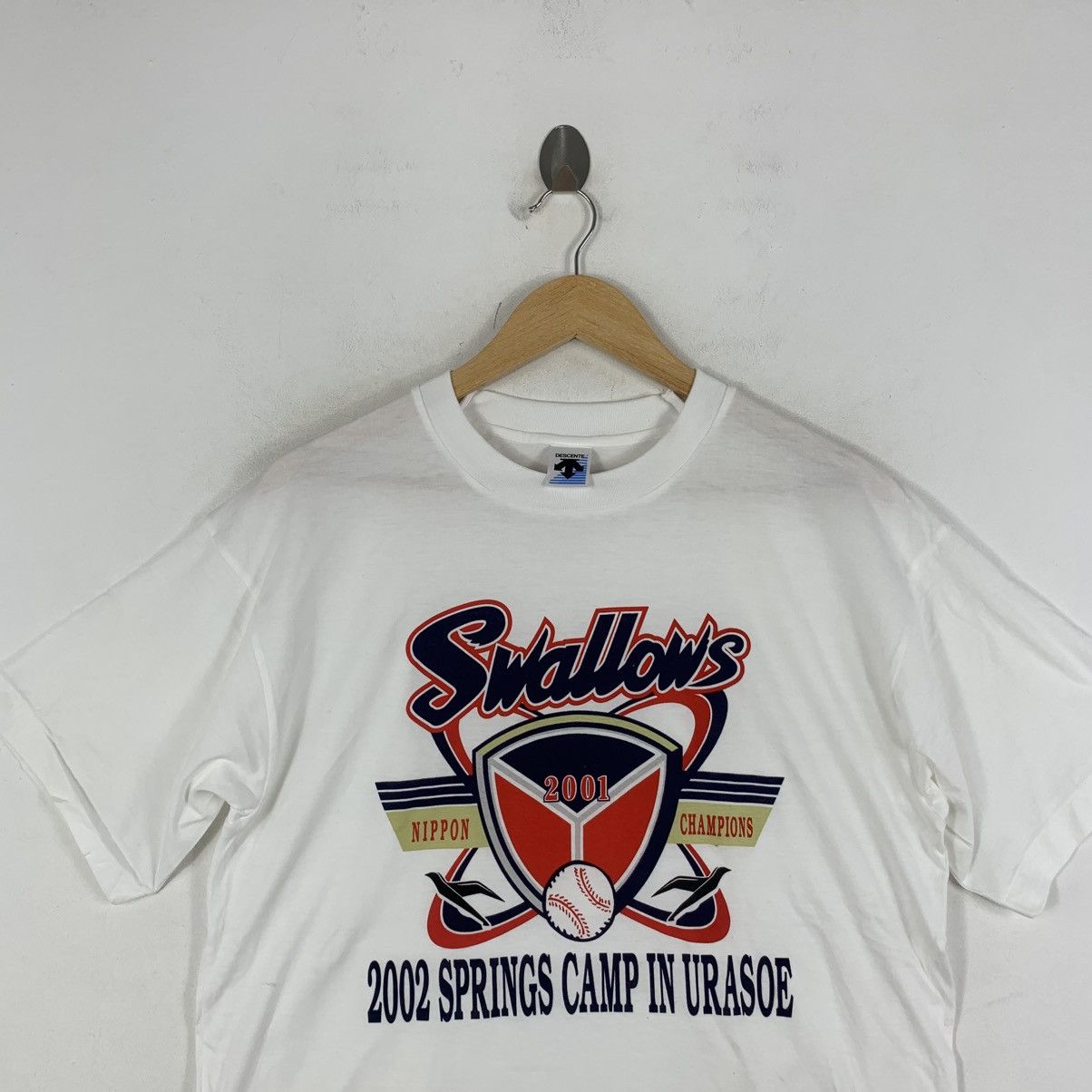 Descente Vintage BASEBALL SWALLOWS NIPPON Urasoe Camp Tee Shirt Size US XL / EU 56 / 4 - 2 Thumbnail