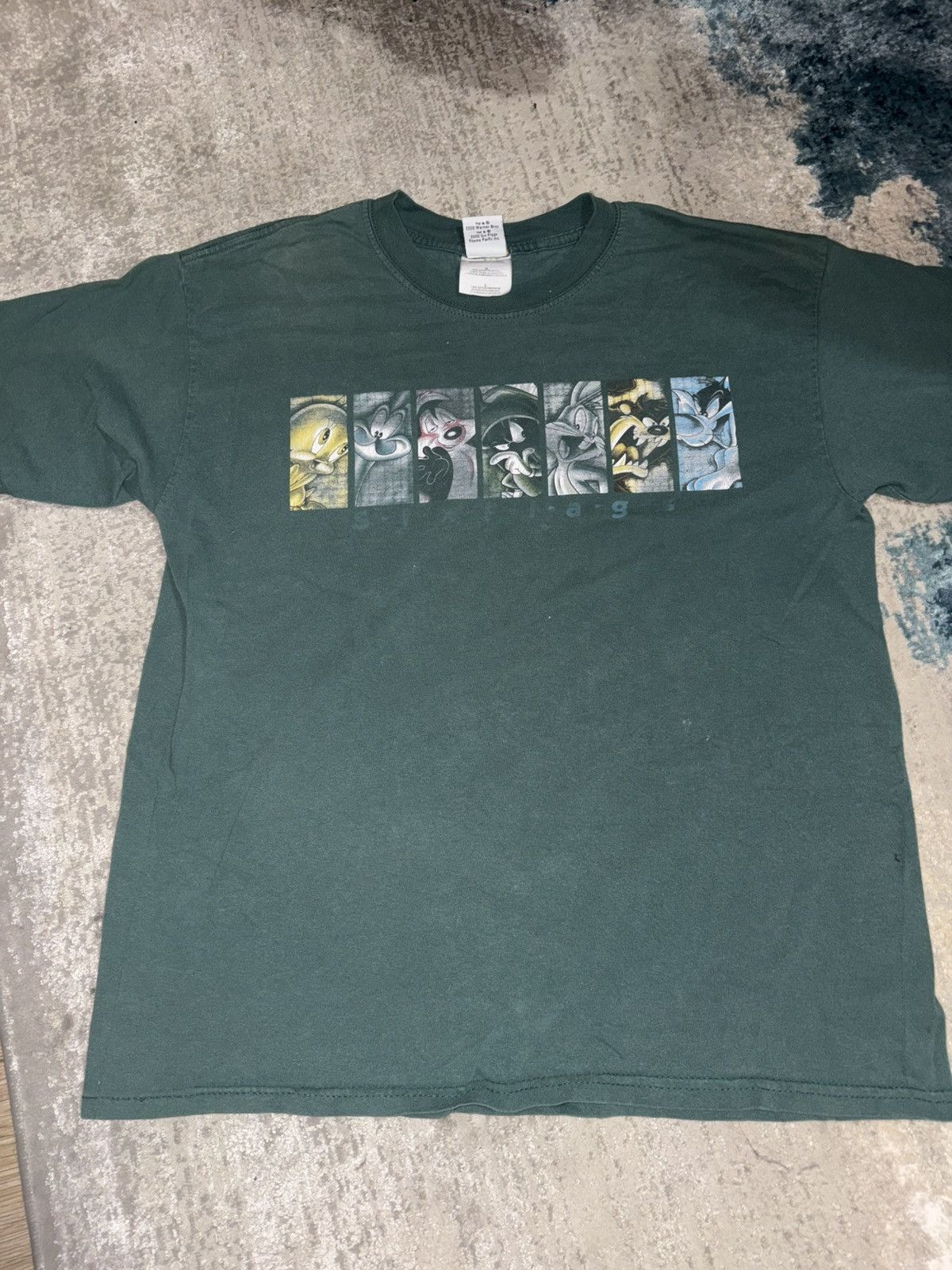 Vintage Vintage 2000s Six Flags Looney Tunes Shirt Size US L / EU 52-54 / 3 - 1 Thumbnail