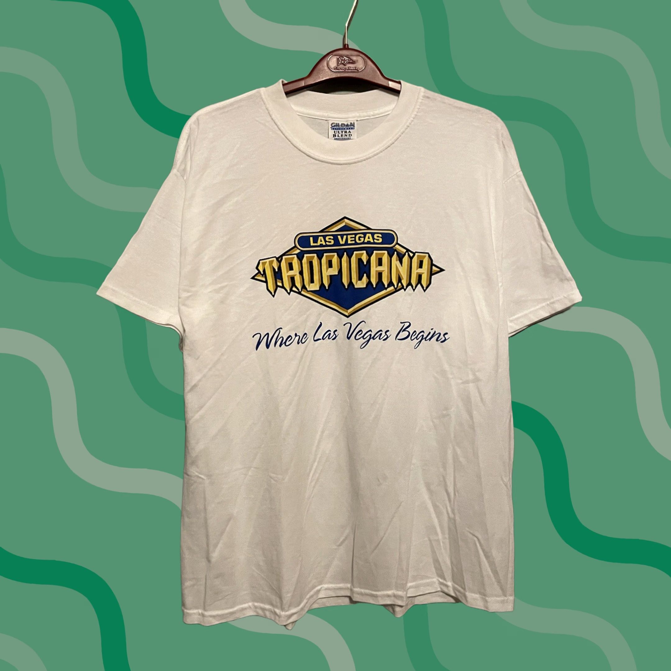 Gildan VINTAGE Gildan T-Shirt Las Vegas Tropicana White XL Men Short Sleeve Crew Neck Logo Casino 2000s Size US XL / EU 56 / 4 - 1 Thumbnail