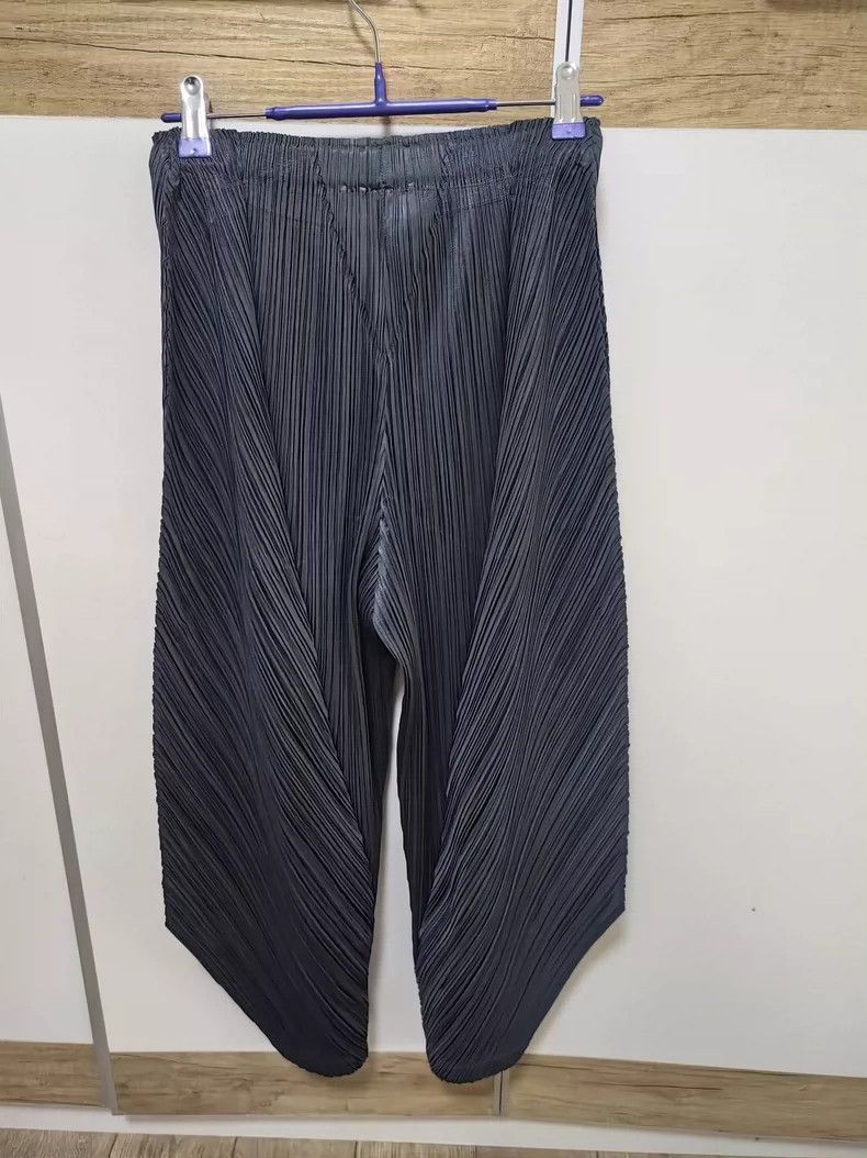 Issey Miyake Issey Miyake size:3 Grey pleated irregular-shaped pants Size 23" - 3 Thumbnail