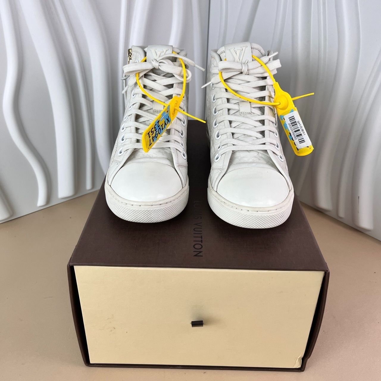 Louis Vuitton Louis Vuitton White High Top Sneakers Ladies Size 35.5 Leath Size US 5 / IT 35 - 5 Thumbnail