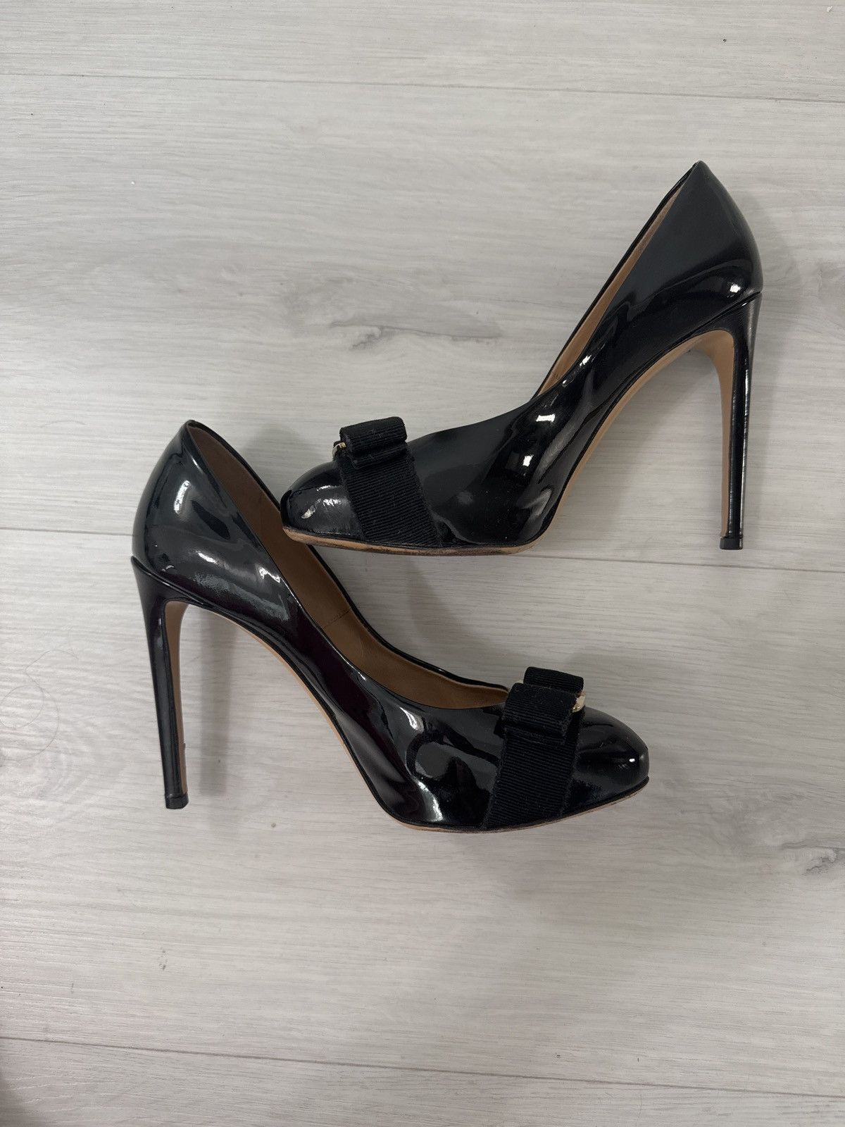 Salvatore Ferragamo Salvatore Ferragamo Black Leather Vara Bow Pumps Size 37 Size US 7 / IT 37 - 2 Thumbnail