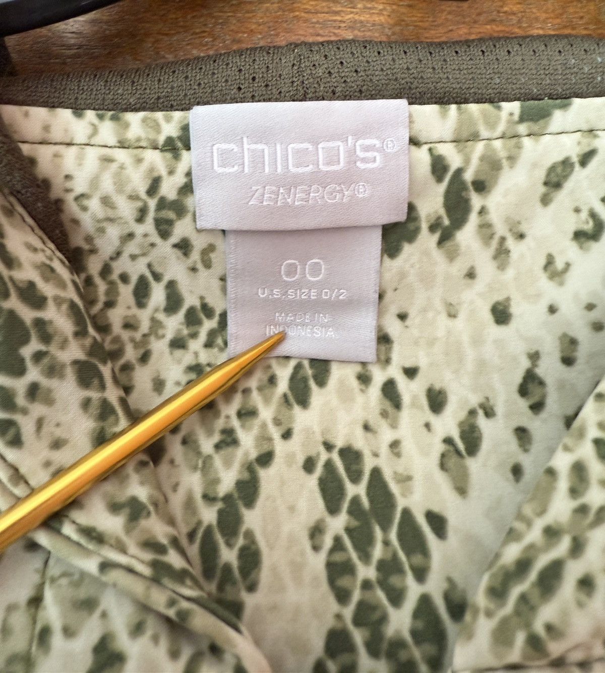 Chicos Chico’s Women Zenergy Zeema Olive Hooded Snakeskin Jacket Size XS / US 0-2 / IT 36-38 - 2 Thumbnail