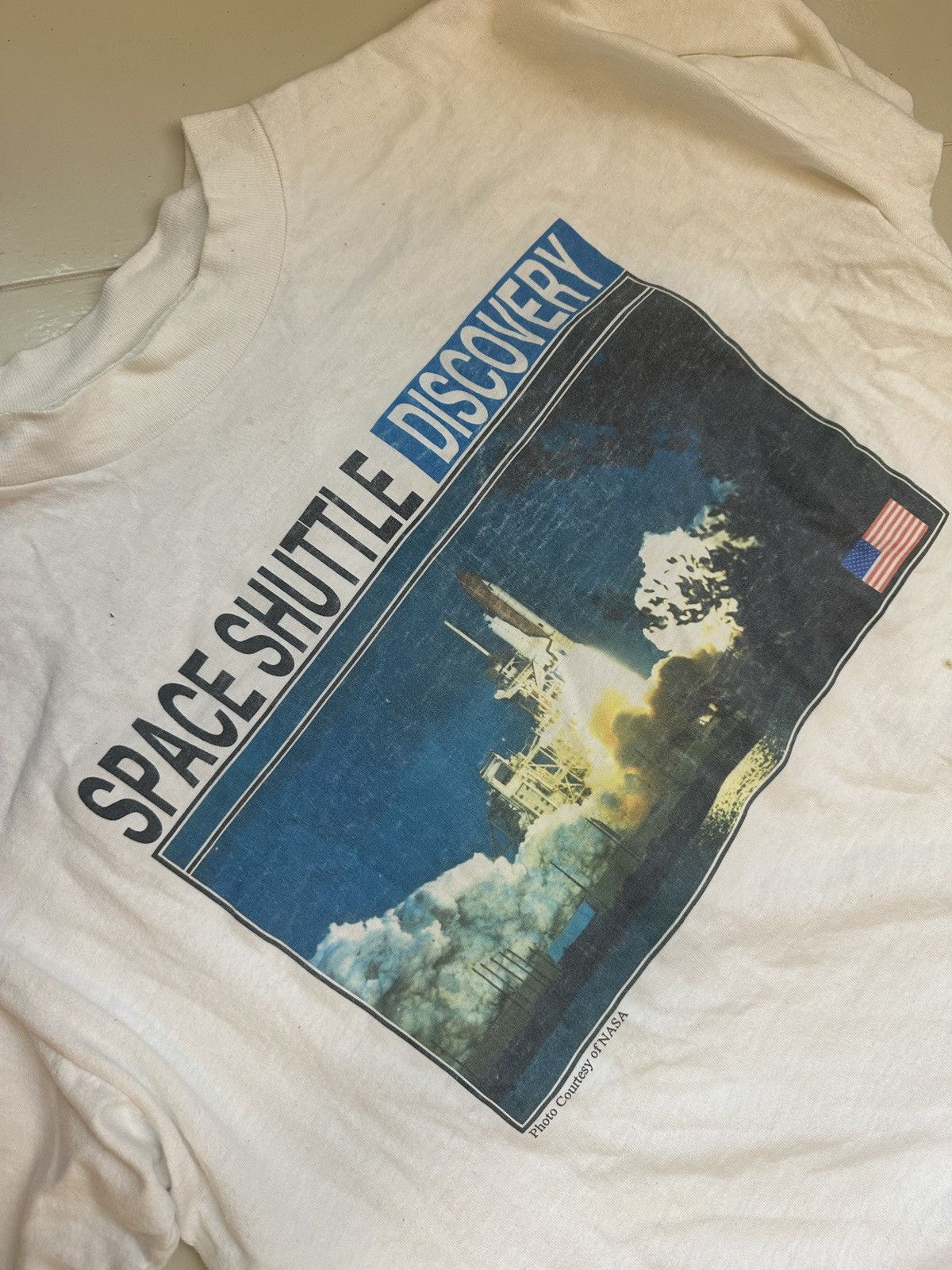 Vintage Vintage NASA Rare Space Shuttle Discovery Tee Size US L / EU 52-54 / 3 - 1 Thumbnail