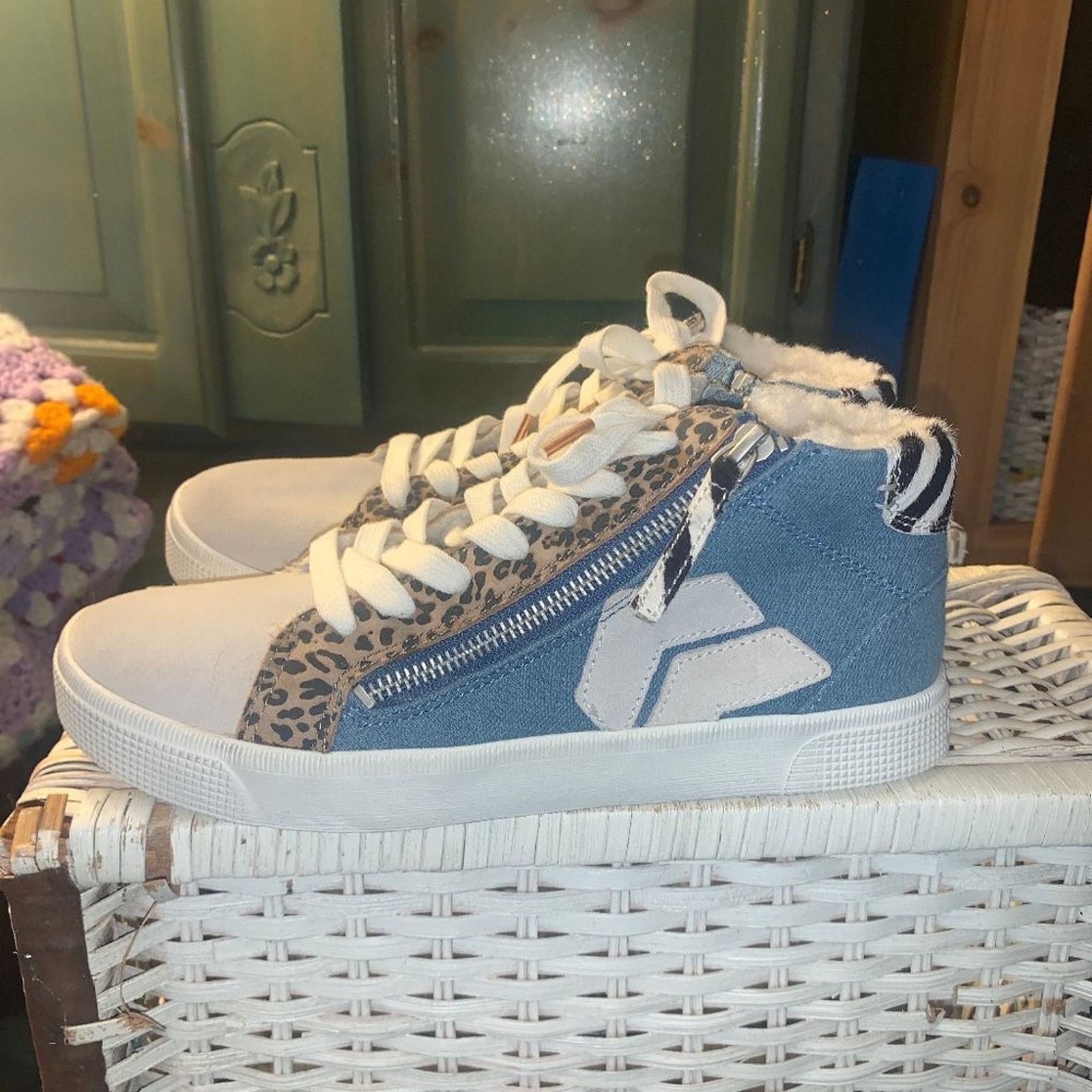 Dolce Vita NEW DOLCE VITA HIDDEN WEDGE SNEAKERS SHEARLING DENIM 8 Size US 8 / IT 38 - 4 Thumbnail