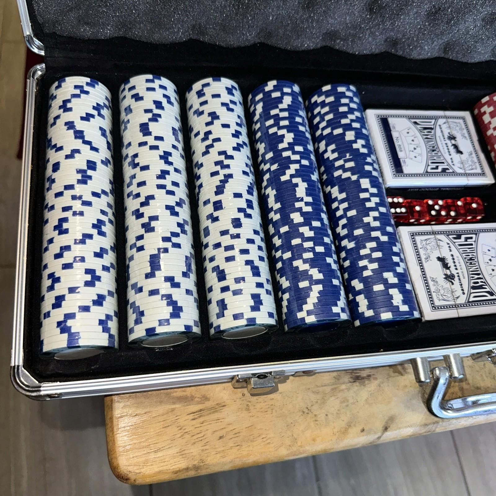 Other Texas Hold ‘Em Poker Chip Set 400+ With Metal Case Size ONE SIZE - 3 Thumbnail