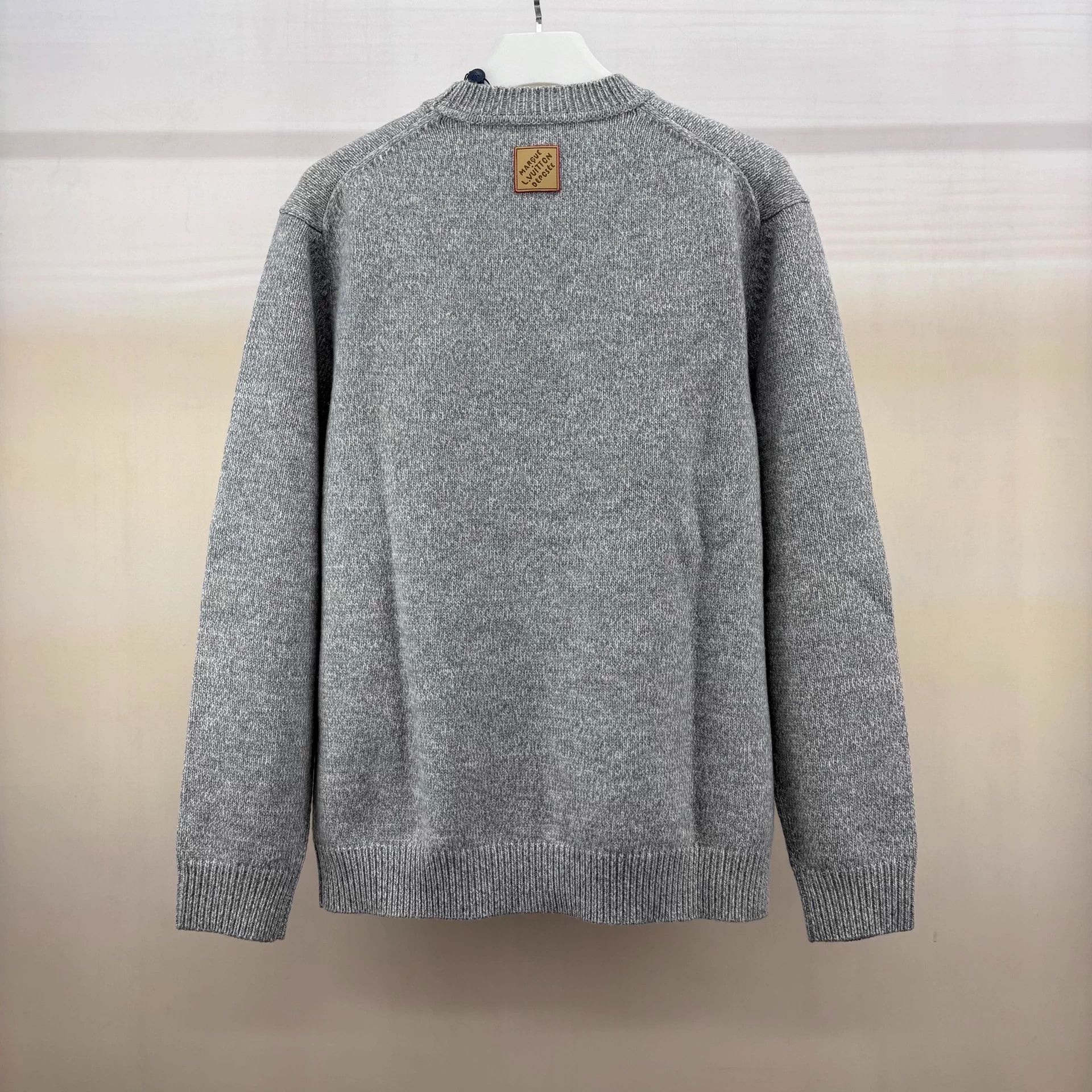 Louis Vuitton LV new gray fox embroidered knit sweater L Size US L / EU 52-54 / 3 - 2 Thumbnail