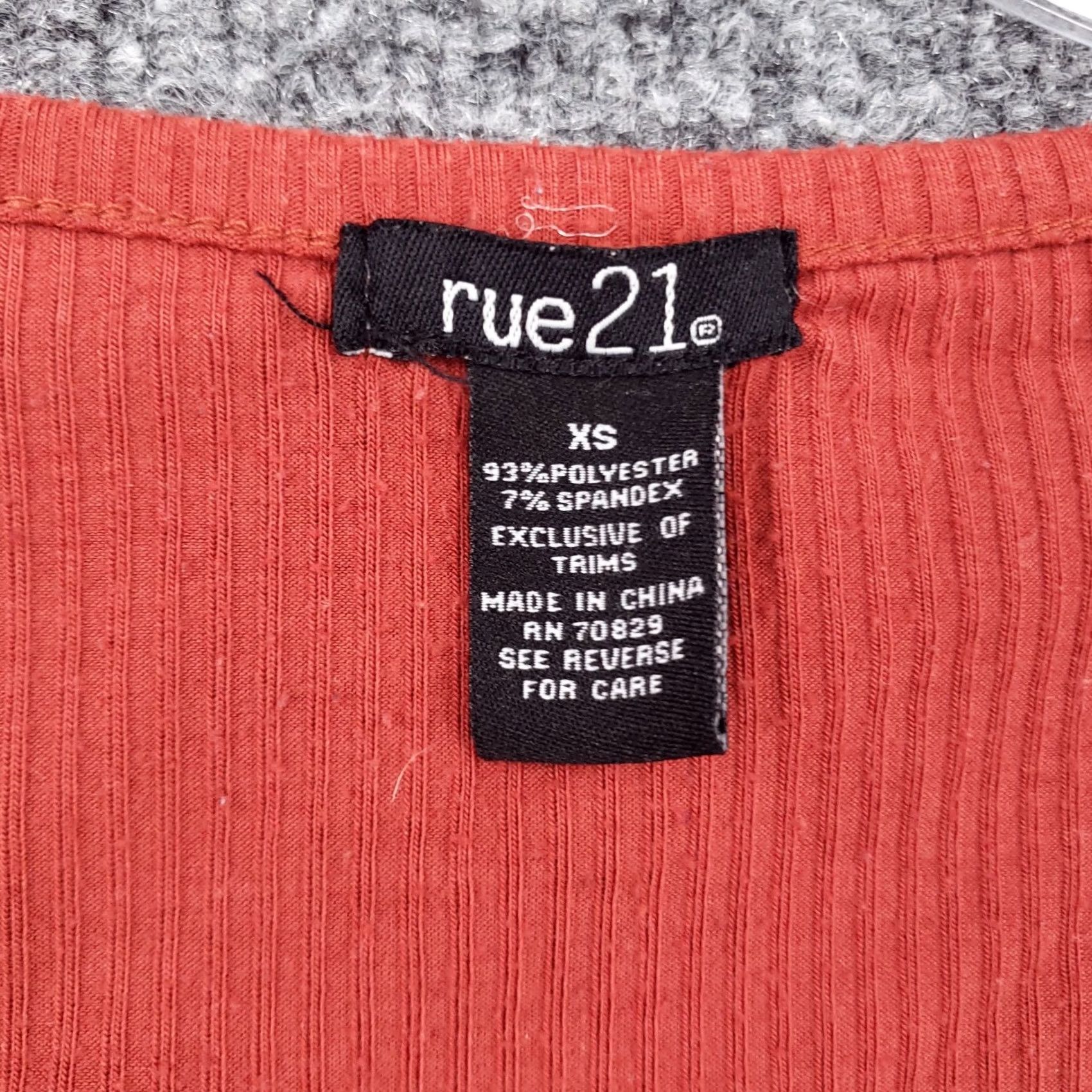Vintage Rue21 T-Shirt Womens XS Red Cropped Henley Short Sleeve Ribbed Polyester Blend Size XS / US 0-2 / IT 36-38 - 3 Thumbnail