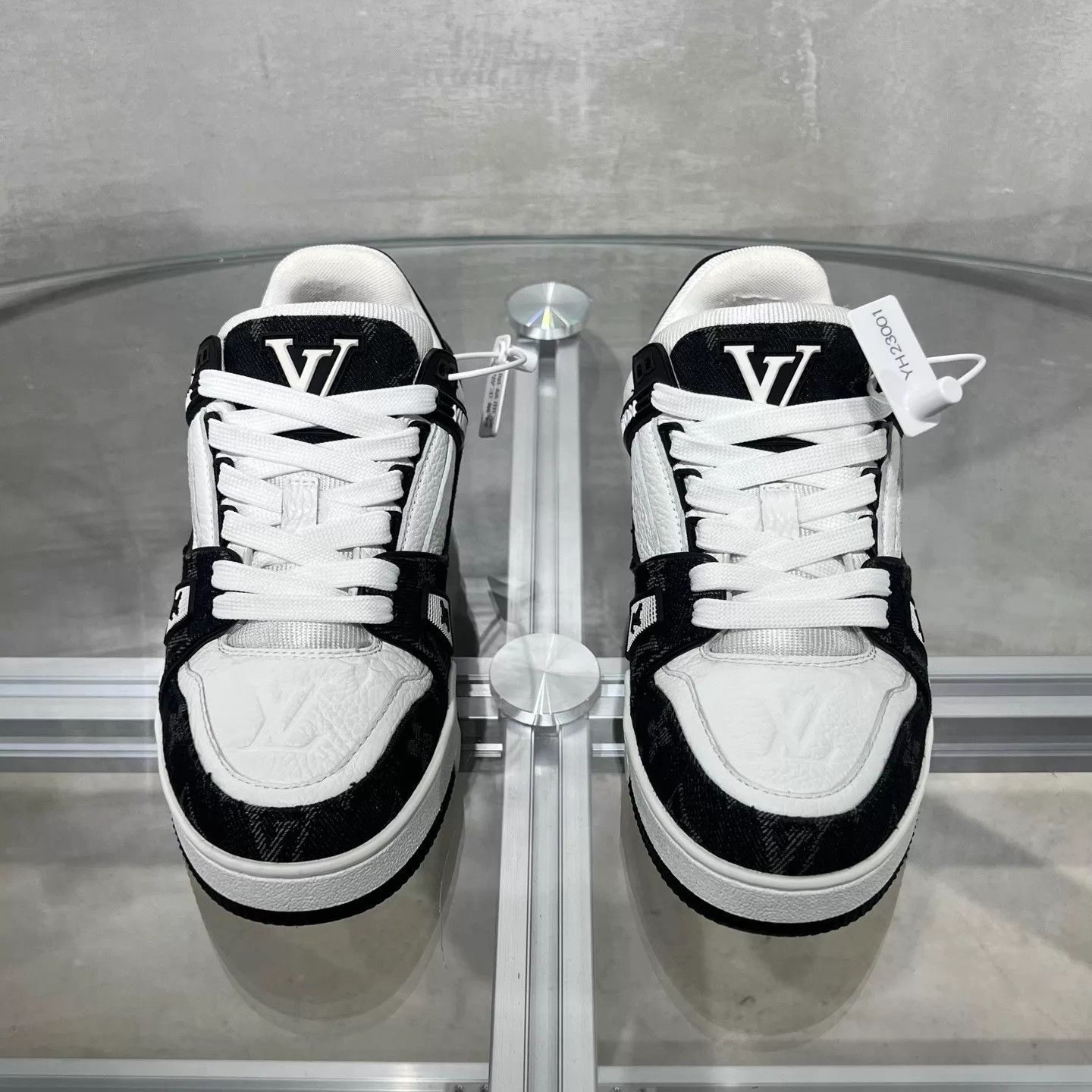 Louis Vuitton LV Trainer Black White Denim 1.5/35.5 Size US 5 / IT 35 - 1 Thumbnail