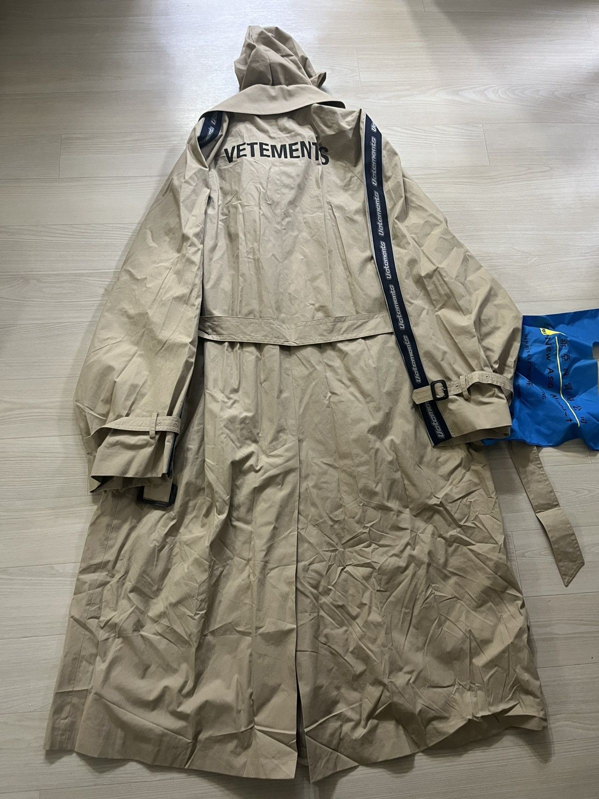 Vetements S Vetements back logo Tape logo oversized trench coat Size US S / EU 44-46 / 1 - 5 Thumbnail