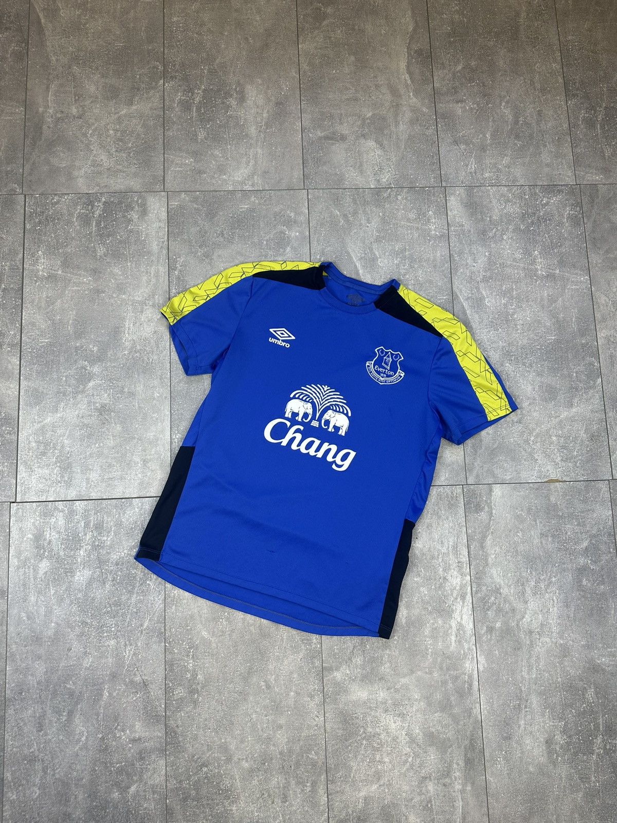 Umbro Men’s Umbro Everton home soccer jersey Size US M / EU 48-50 / 2 - 2 Thumbnail