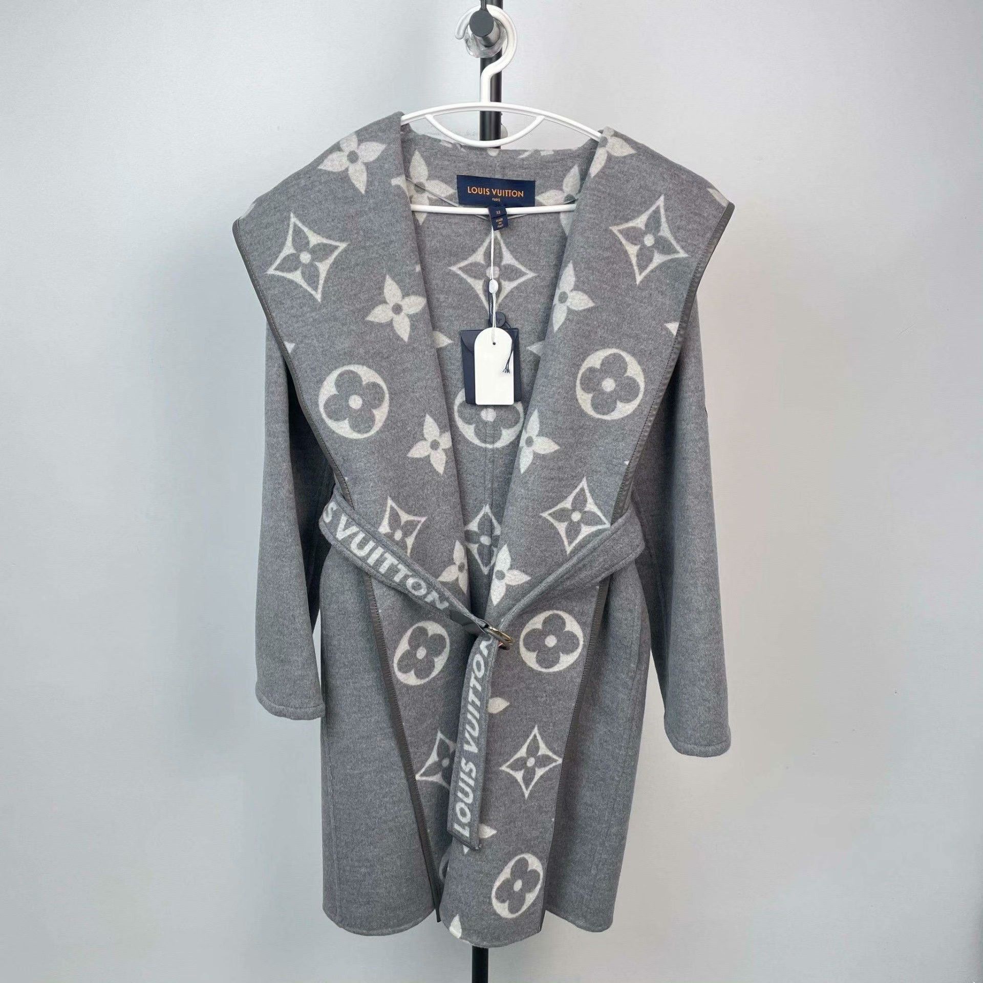 Louis Vuitton Louis Vuitton Gray Coat 32 Women Size XXS / US 00 / IT 34 - 1 Thumbnail
