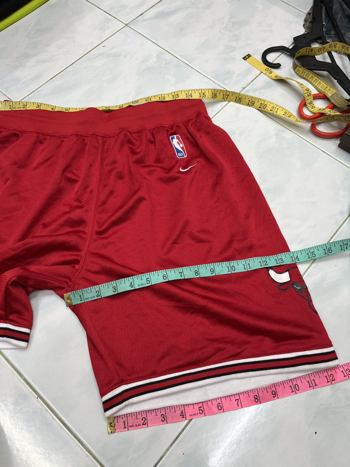 Nike 🔥🔥🔥STEALS VTG NIKE NBA CHICAGO BULLS SHORTS Size US 36 / EU 52 - 13 Thumbnail