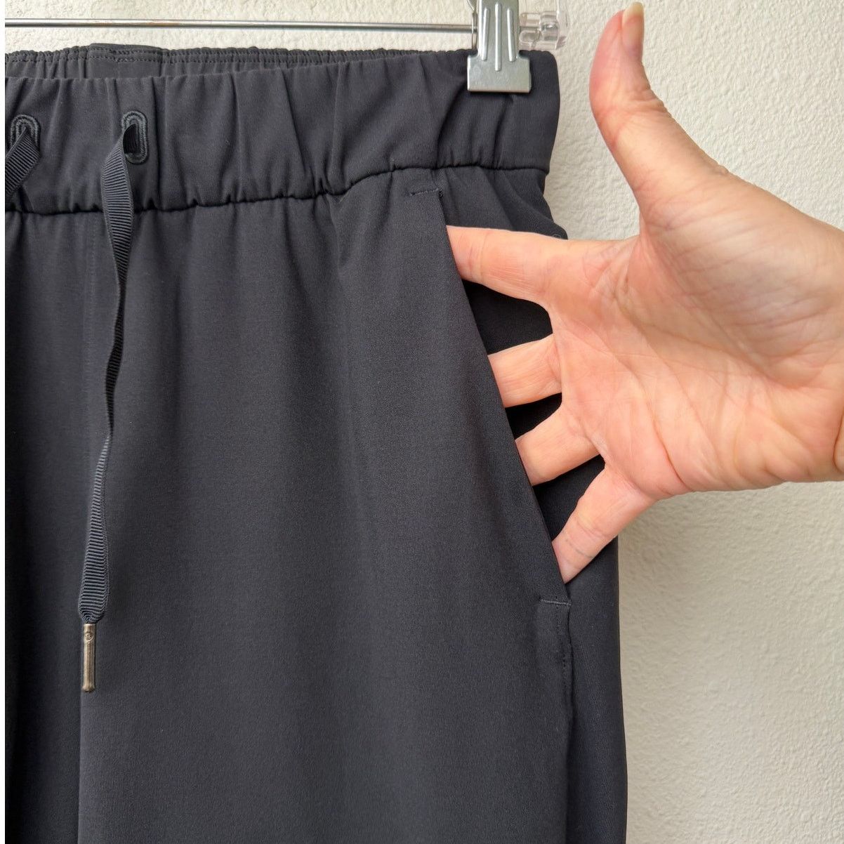 Lululemon Lululemon On The Fly Jogger Black Drawstring Cuffed Pants 2 Size 26" / US 2 / IT 38 - 4 Thumbnail