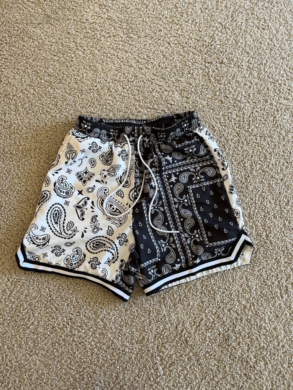 Other Black and White Paisley Bandanna Shorts Size US 30 / EU 46 - 1 Thumbnail