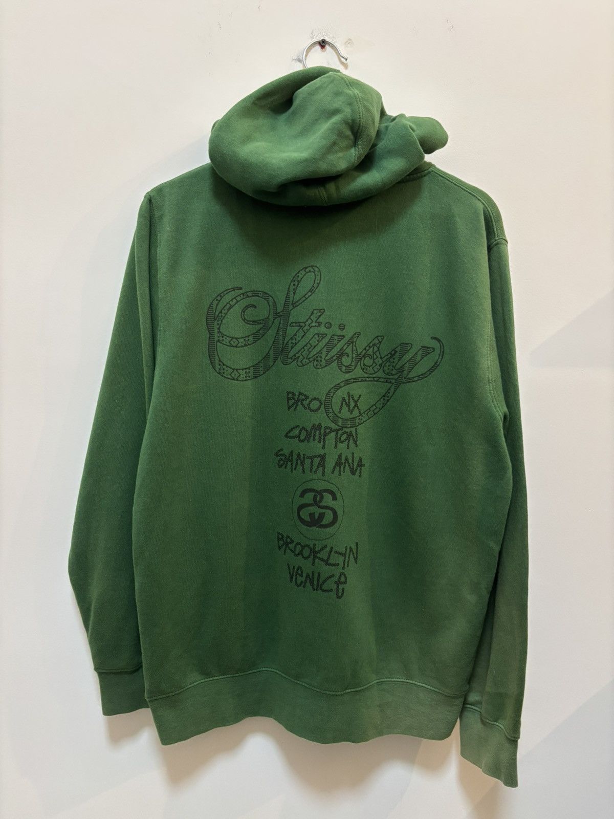 ★送料・関税込★Stussy★Stussy DSM World Tour Hoodie Green★ Stüssy: DSM Men's World Tour Hoodie (Green) | DSMNY E-SHOP