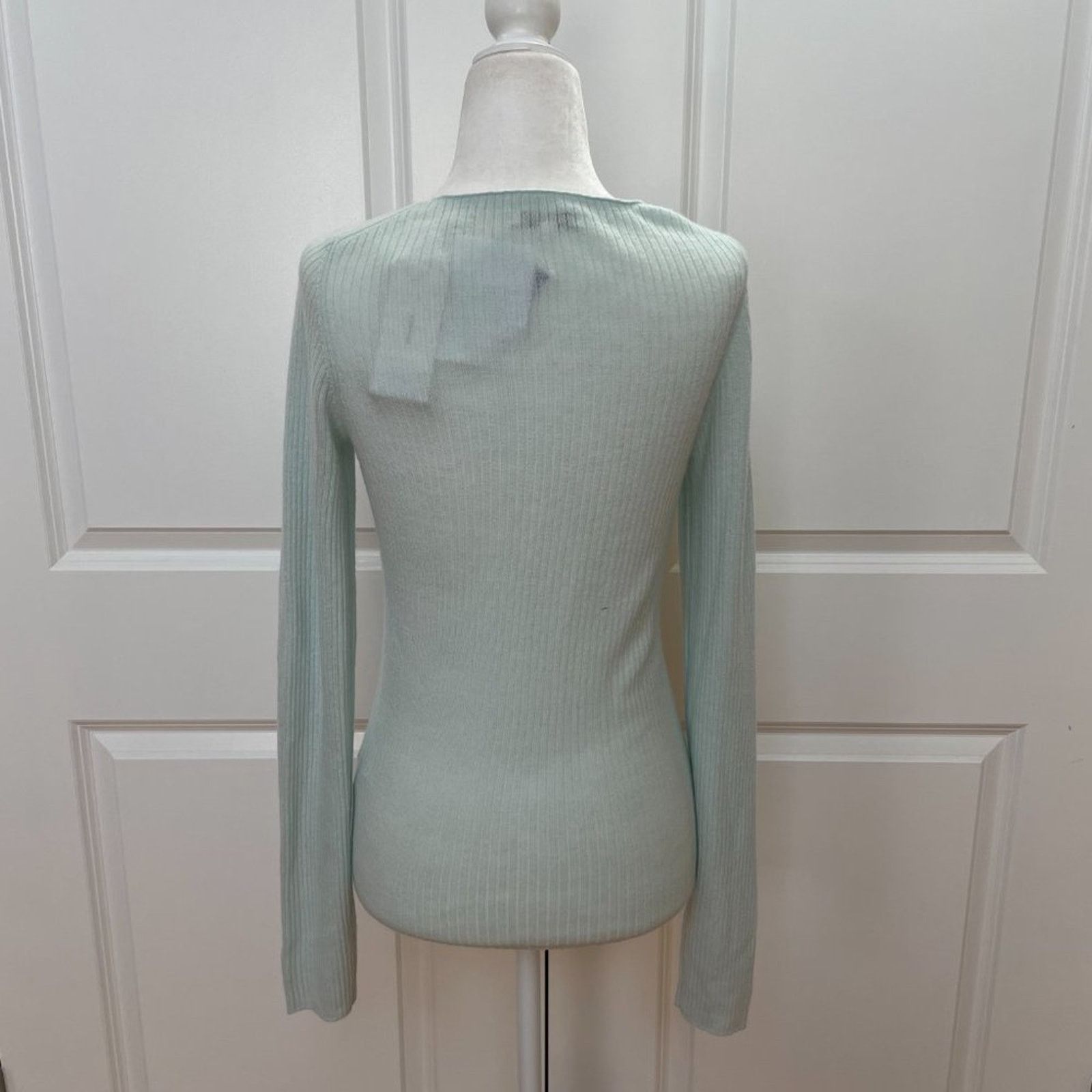 Vince V-Neck Slim Rib Cashmere Sweater from VINCE Size M / US 6-8 / IT 42-44 - 4 Thumbnail