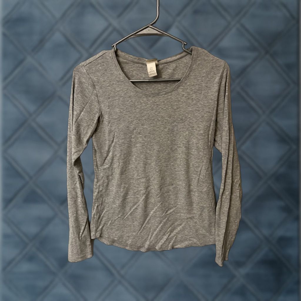 H&M H&M Women's T-Shirt Gray Round Neck Long Sleeve Logg Long Sleeve Clothing Basic Shirt M Womens Regular Size Gray H&M T-Shirt, Solid, Casual, 90s? Size M / US 6-8 / IT 42-44 - 1 Thumbnail