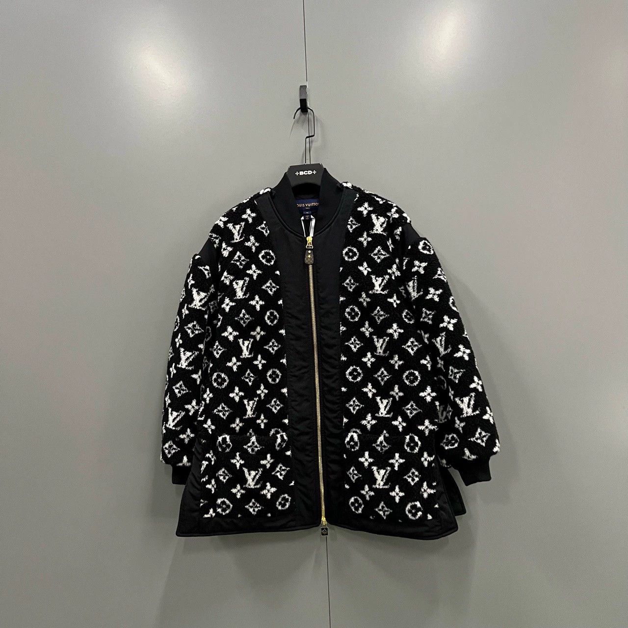 Louis Vuitton louis vuitton monogram logo jacket size 40 Size US M / EU 48-50 / 2 - 1 Thumbnail