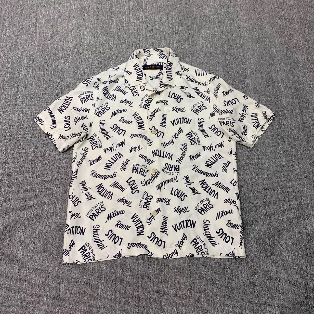 Louis Vuitton LV White Monogram Short Sleeve S 95 New 2 Buttons Replaced Size US S / EU 44-46 / 1 - 1 Thumbnail