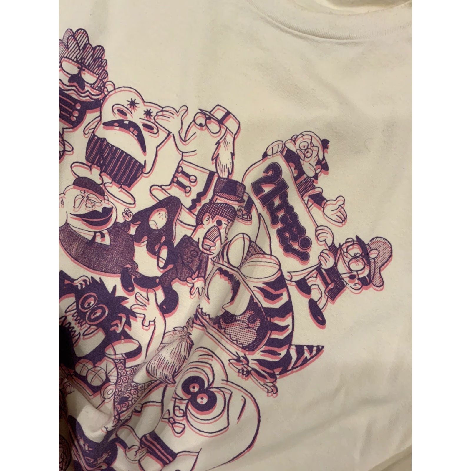Uniqlo **UT Uniqlo Monsters Characters Crowd Scene Graphic White T-Shirt XL** User: **UT Uniqlo Monsters Characters Crowd Scene Graphic White T-Shirt XL** Size US XL / EU 56 / 4 - 5 Thumbnail