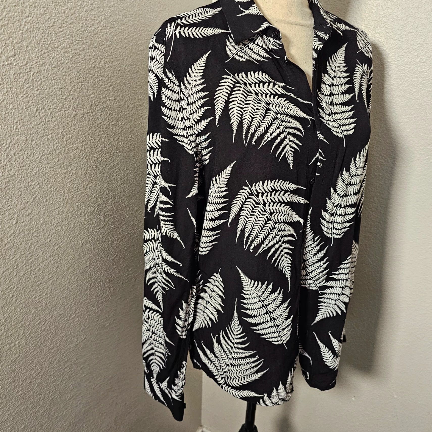 H&M H&M Button Down Shirt Black Floral Business Work Office Preppy Classic Size S Women Button-Up Chiffon Polyester Long Sleeve Collared Size S / US 4 / IT 40 - 4 Thumbnail
