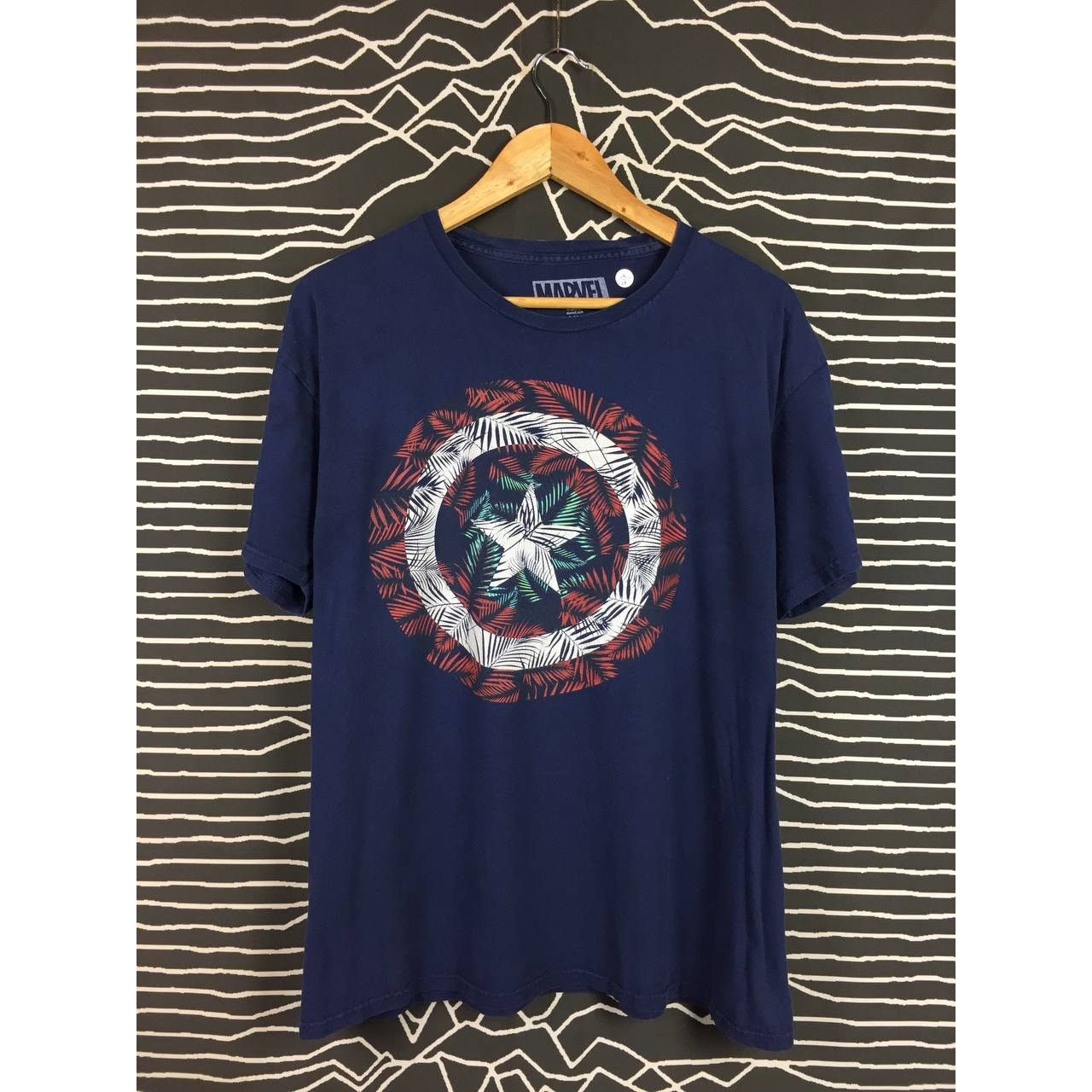 Marvel Comics × Vintage Marvel Captain America Floral Shield Graphic Tee Size US XL / EU 56 / 4 - 1 Thumbnail