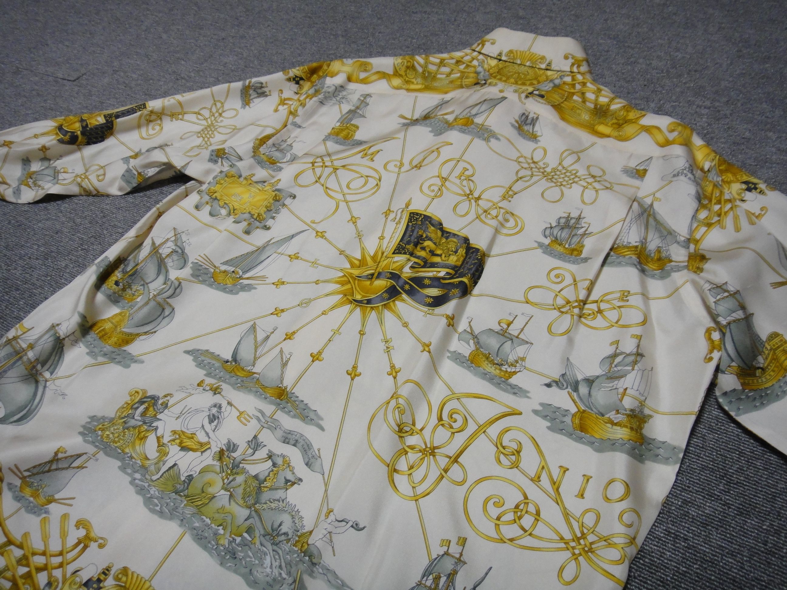 Hermes Hermes scarf shirt, 100% silk shirt, serie button Size US L / EU 52-54 / 3 - 5 Thumbnail