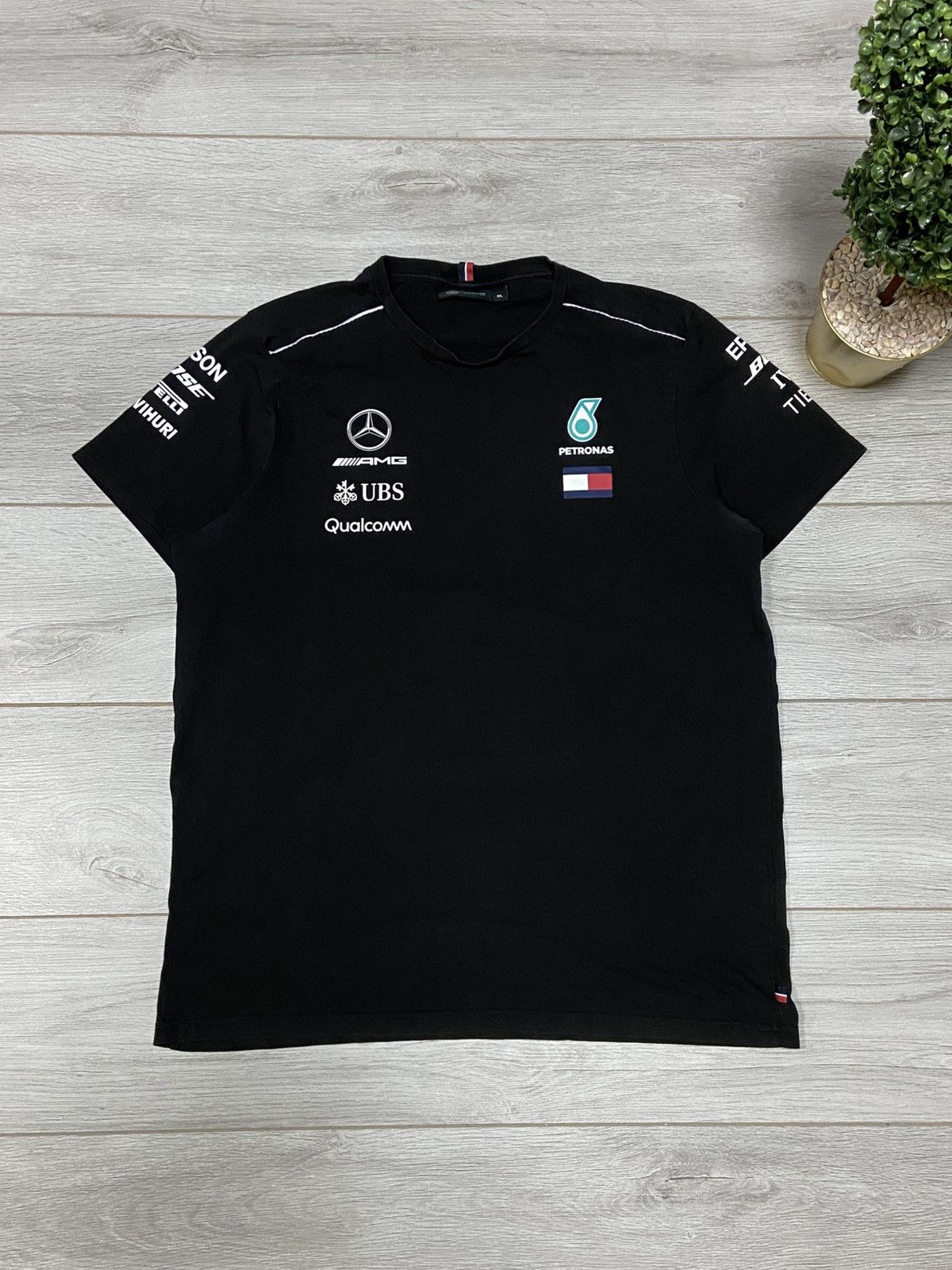 Tommy Hilfiger Mercedes AMG Petronas Hilfiger Pirelli t-shirt big logo Size US XL / EU 56 / 4 - 1 Thumbnail