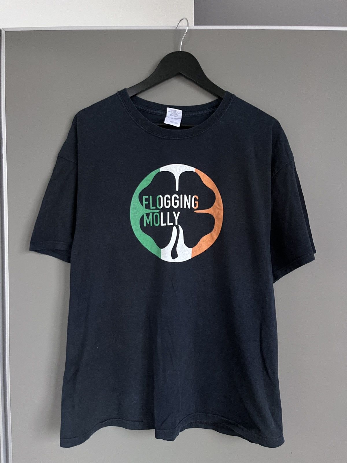 Band Tees Flogging Molly Black T-shirt Size US XL / EU 56 / 4 - 1 Thumbnail