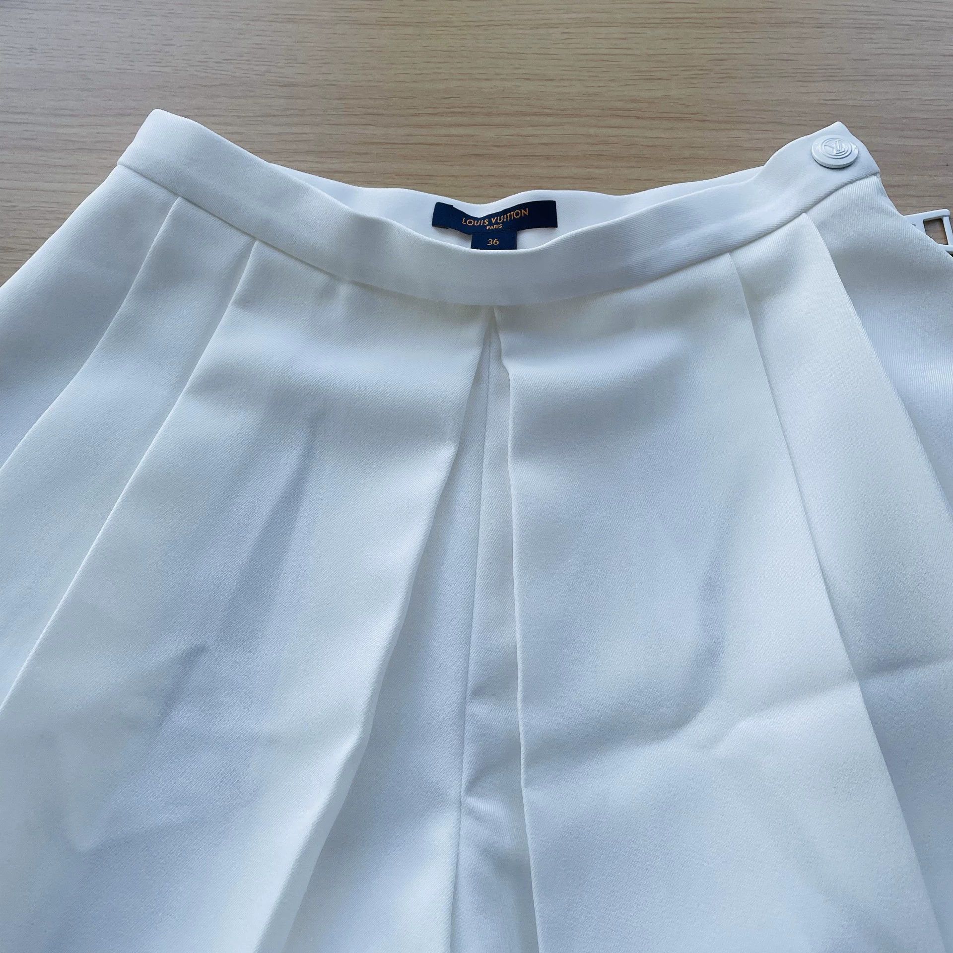 Louis Vuitton LOUIS VUITTON pleated skort women's white 36 99 new Size 26" / US 2 / IT 38 - 4 Thumbnail