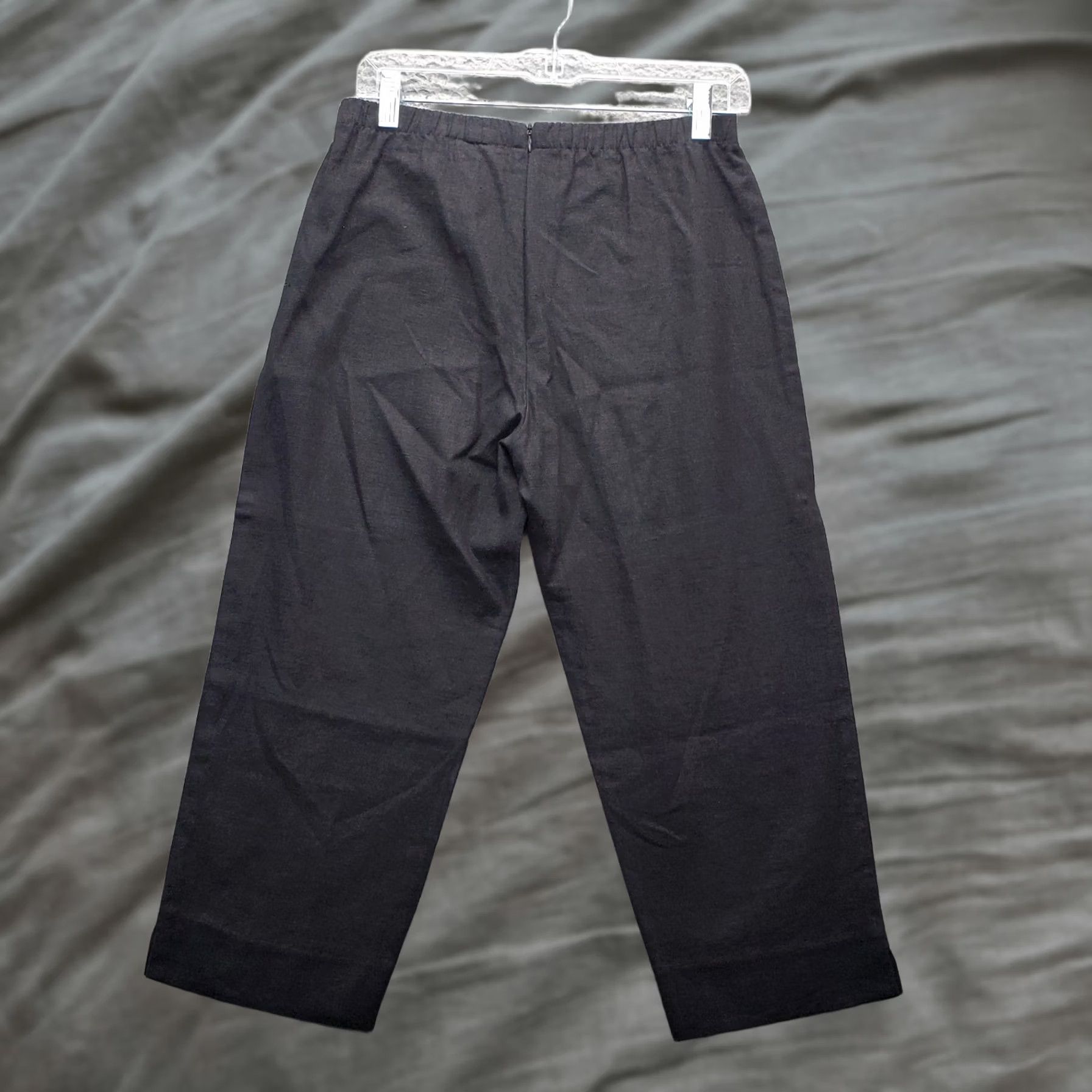 Vintage John Roberts Capri Pants Womens Size 4P Black Linen Embroidered Floral Back Zip Capri Pants Womens 4P Black Linen Embroidered Floral Back Zip Size 27" / US 4 / IT 40 - 1 Thumbnail