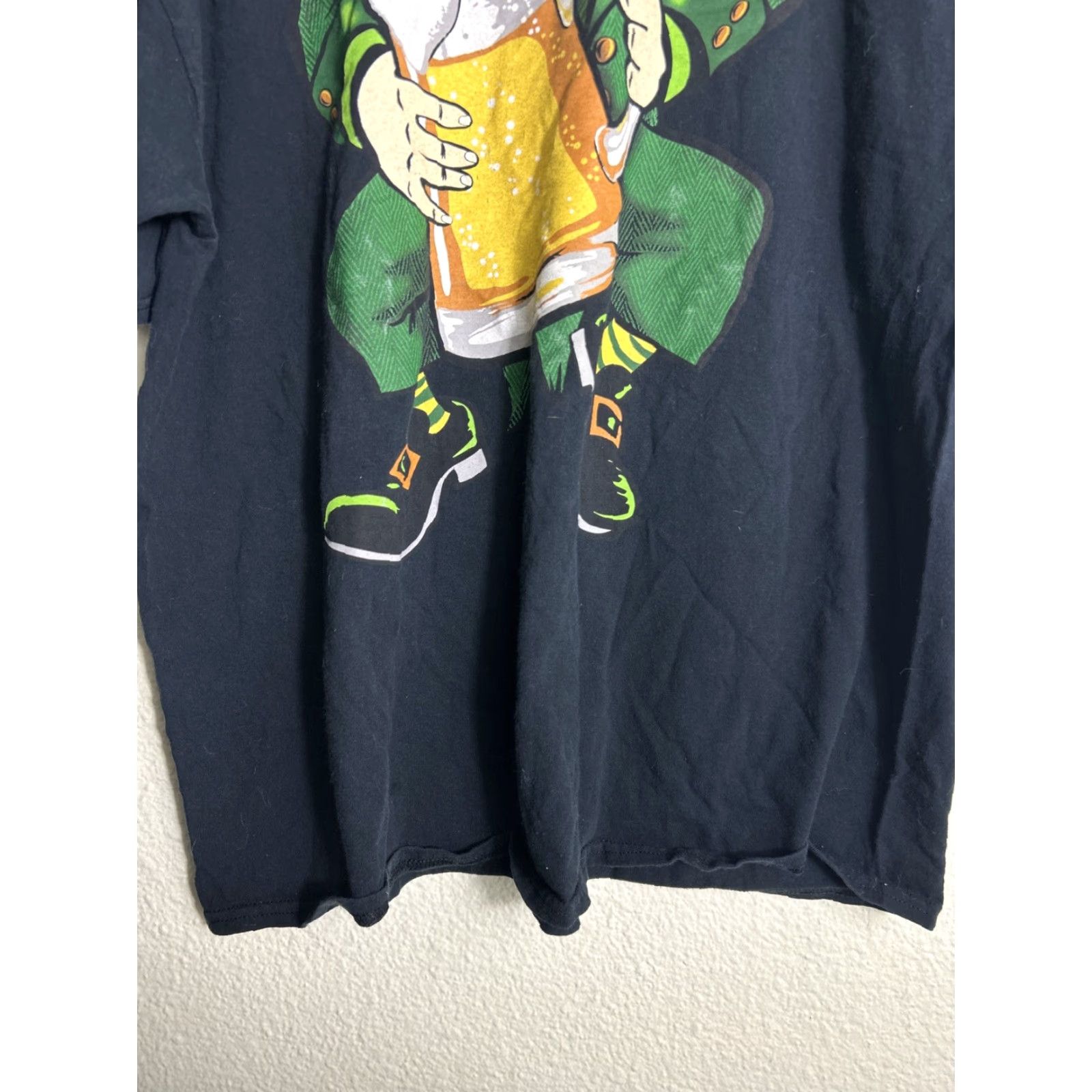 Gildan VINTAGE Mens XXL Short Sleeve T Shirt At Patrick’s Day Leprechaun Holding A Beer Black Size US XXL / EU 58 / 5 - 6 Thumbnail