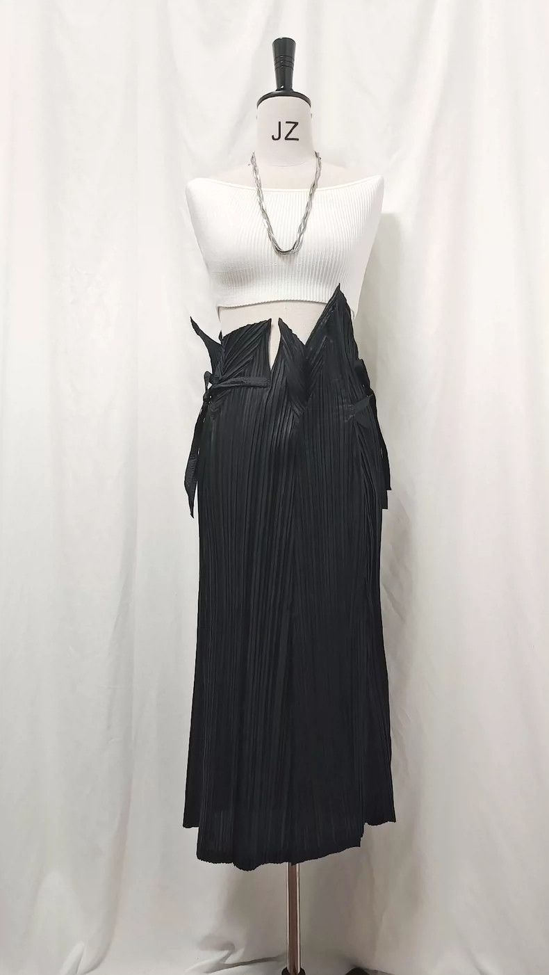 Issey Miyake Issey Miyake size:2 Black petal-tied half skirt Size 22" - 3 Thumbnail