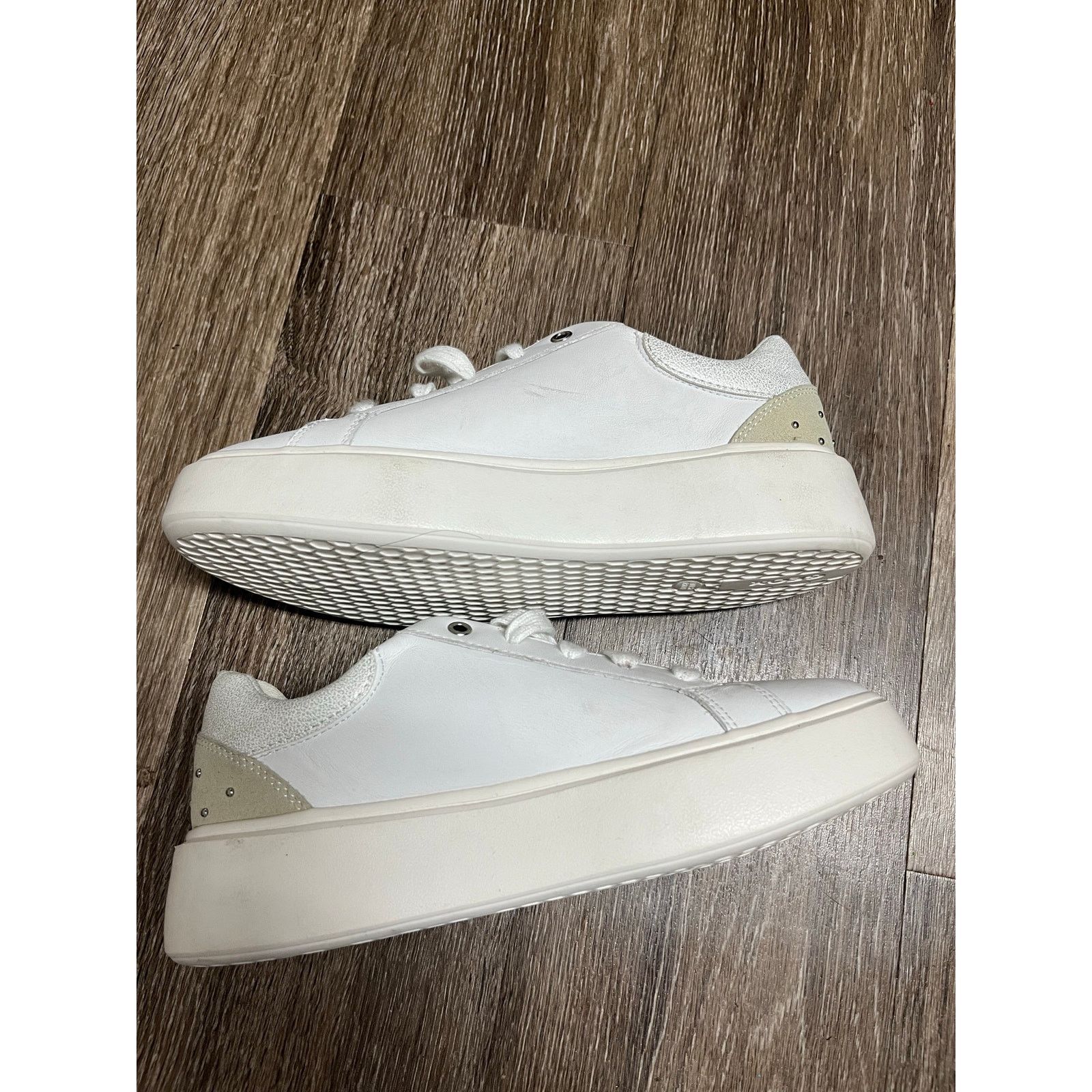 Geox Geox D Nhenbus White Studded Sneakers size 6 Size US 6 / IT 36 - 6 Thumbnail