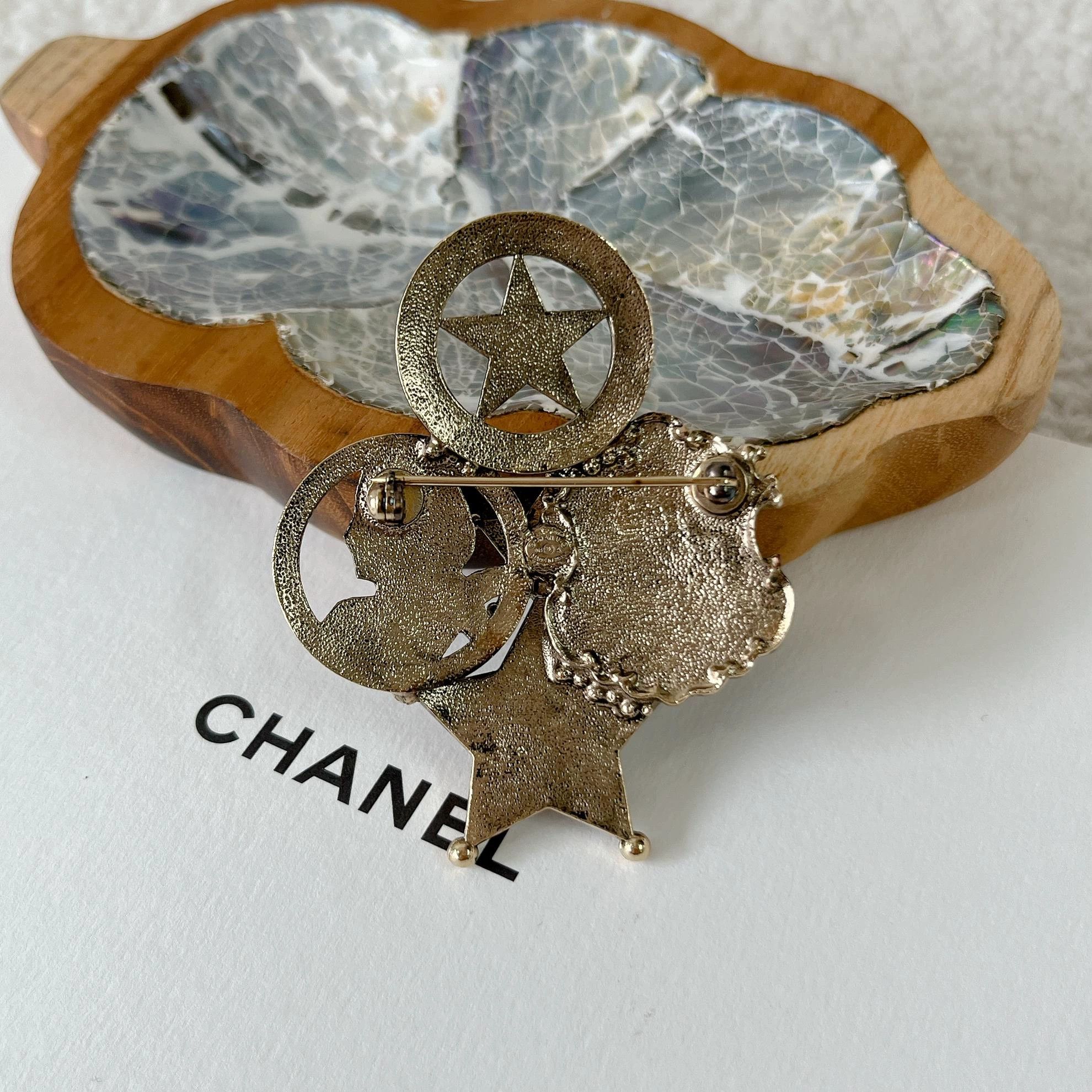 Chanel Chanel Dallas Portrait Shield Brooch 0660 Size ONE SIZE - 3 Thumbnail