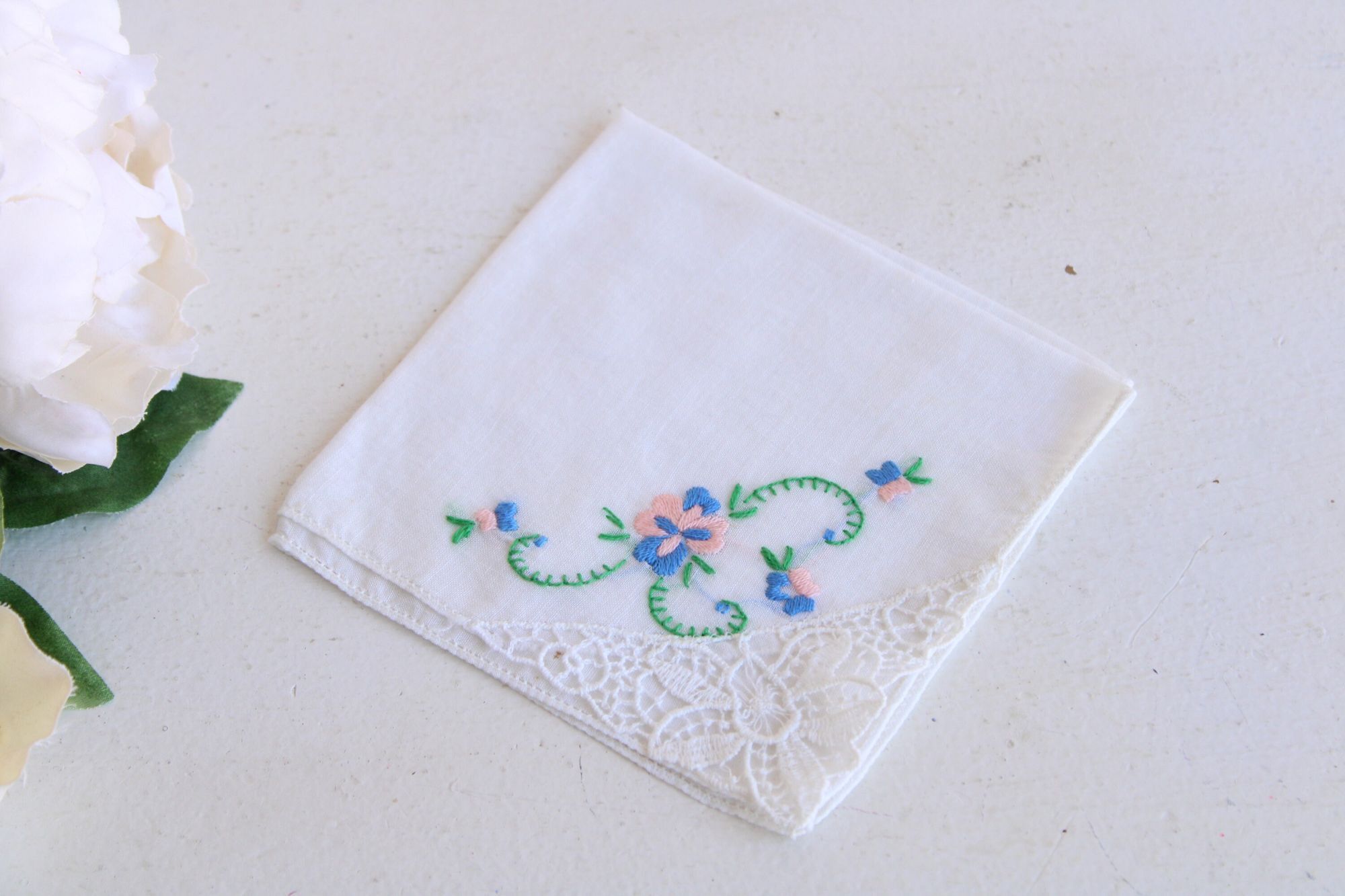 Vintage Vintage 1940s 1950s Handkerchief, White Lace And Floral Embr Size ONE SIZE - 1 Thumbnail