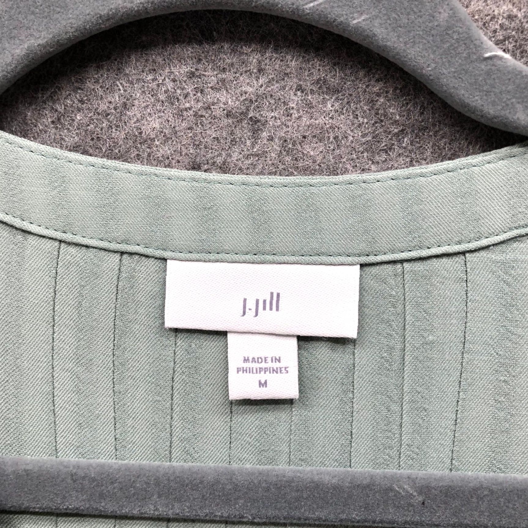 J. Jill J Jill Pintuck Pleat Tunic Blouse Womens M Sage Green Long Sleeve Split Neck V-Neck Relaxed Fit Size M / US 6-8 / IT 42-44 - 3 Thumbnail