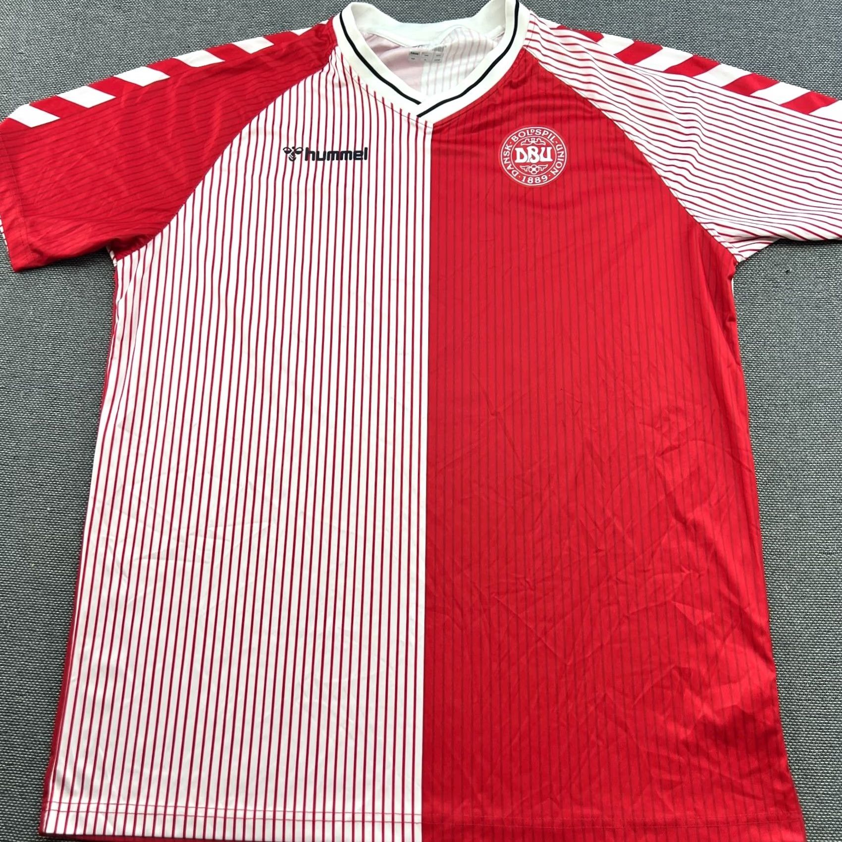 Hummel Hummel Denmark Jersey Football 2XL Multicolor Short Sleeve Pullover 100% Polyester Men Sports Jersey Retro 1986 Elkjaer #10 Size US XXL / EU 58 / 5 - 7 Thumbnail