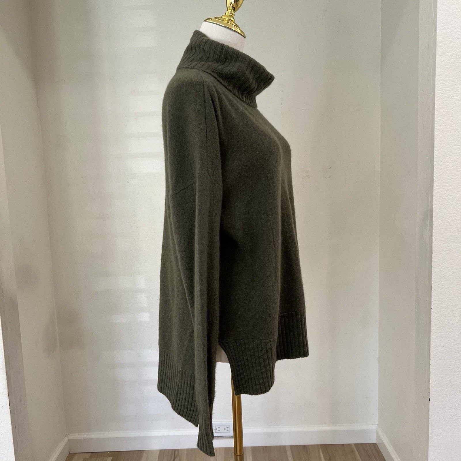 Saks Fifth Avenue SAKS FIFTH AVENUE (S) 100% Cashmere Turtleneck Split Hem Size S / US 4 / IT 40 - 2 Thumbnail