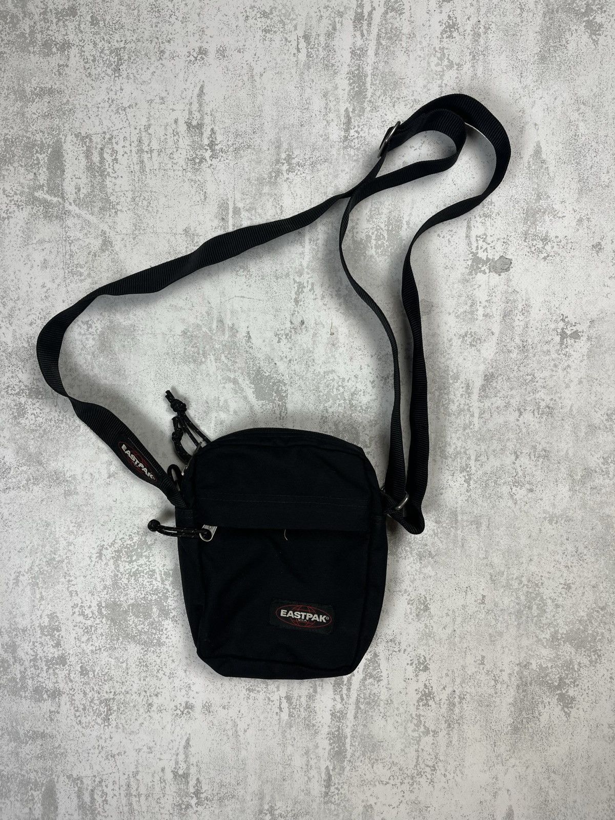 Eastpak Eastpak Classic Small Messenger Bag Black Utility Style Size ONE SIZE - 1 Thumbnail