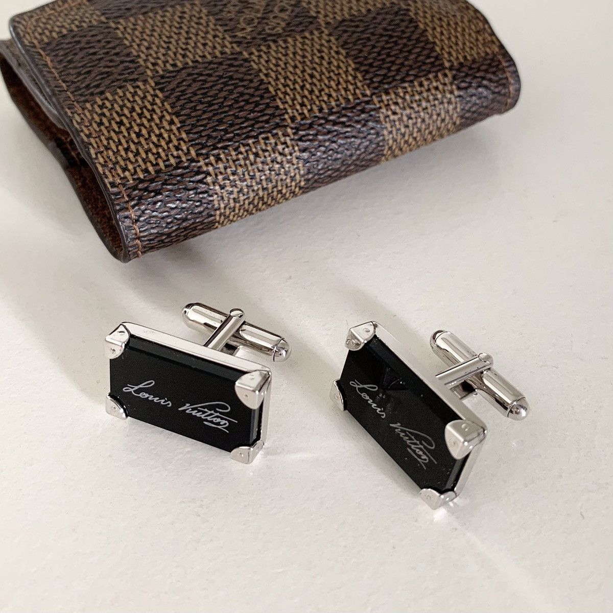 Louis Vuitton Louis Vuitton sterling silver trunk onyx cuff links in case Size ONE SIZE - 16 Thumbnail