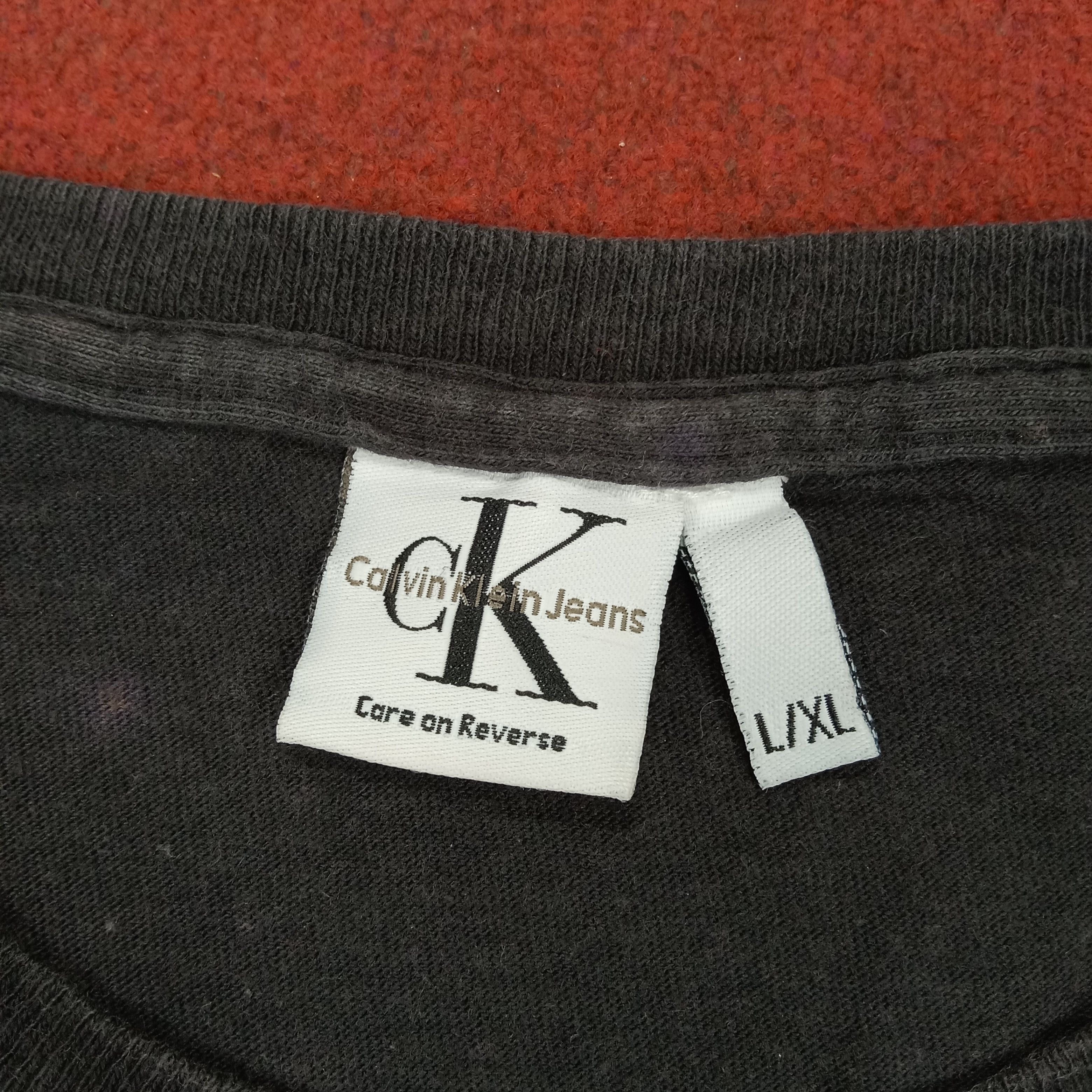 Calvin Klein × Vintage Calvin Klein Center Logo Spell Out Design Vintage Tshirt Size US L / EU 52-54 / 3 - 9 Thumbnail