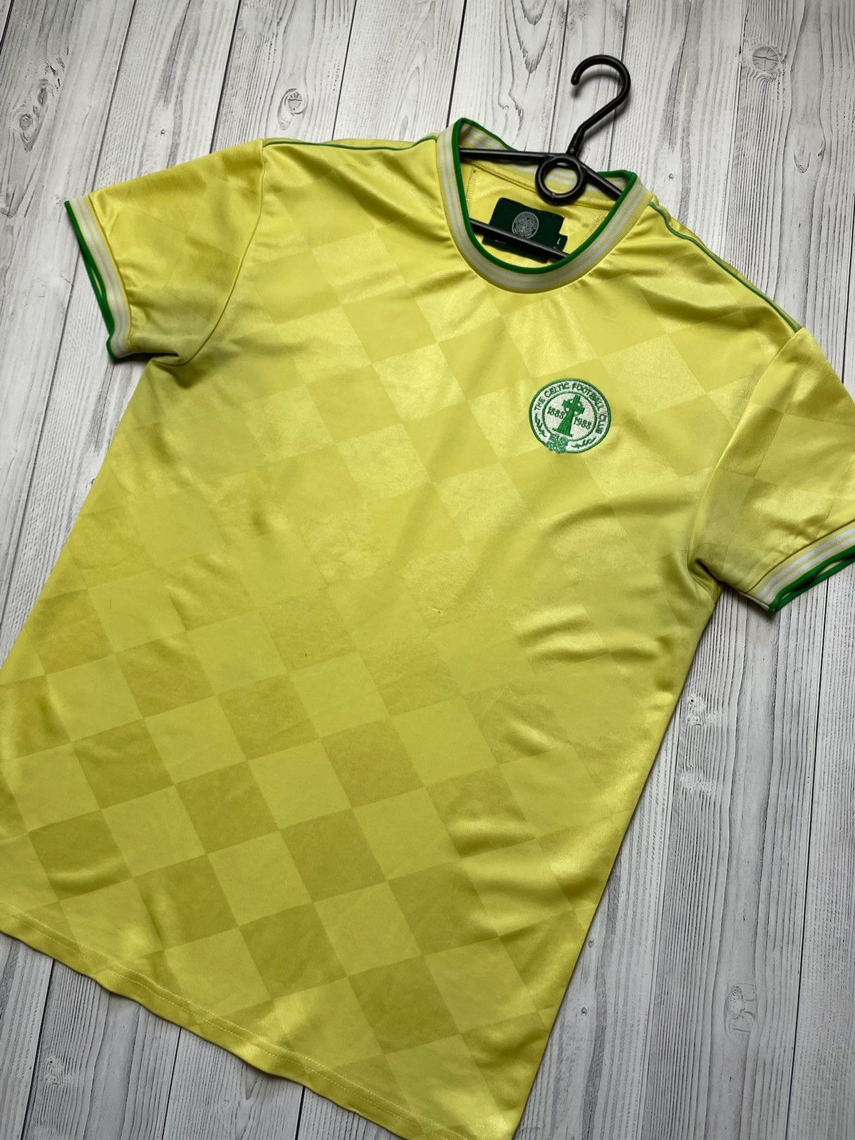 Vintage Vintage retro soccer tee Celtic size L yellow rare Size US L / EU 52-54 / 3 - 2 Thumbnail