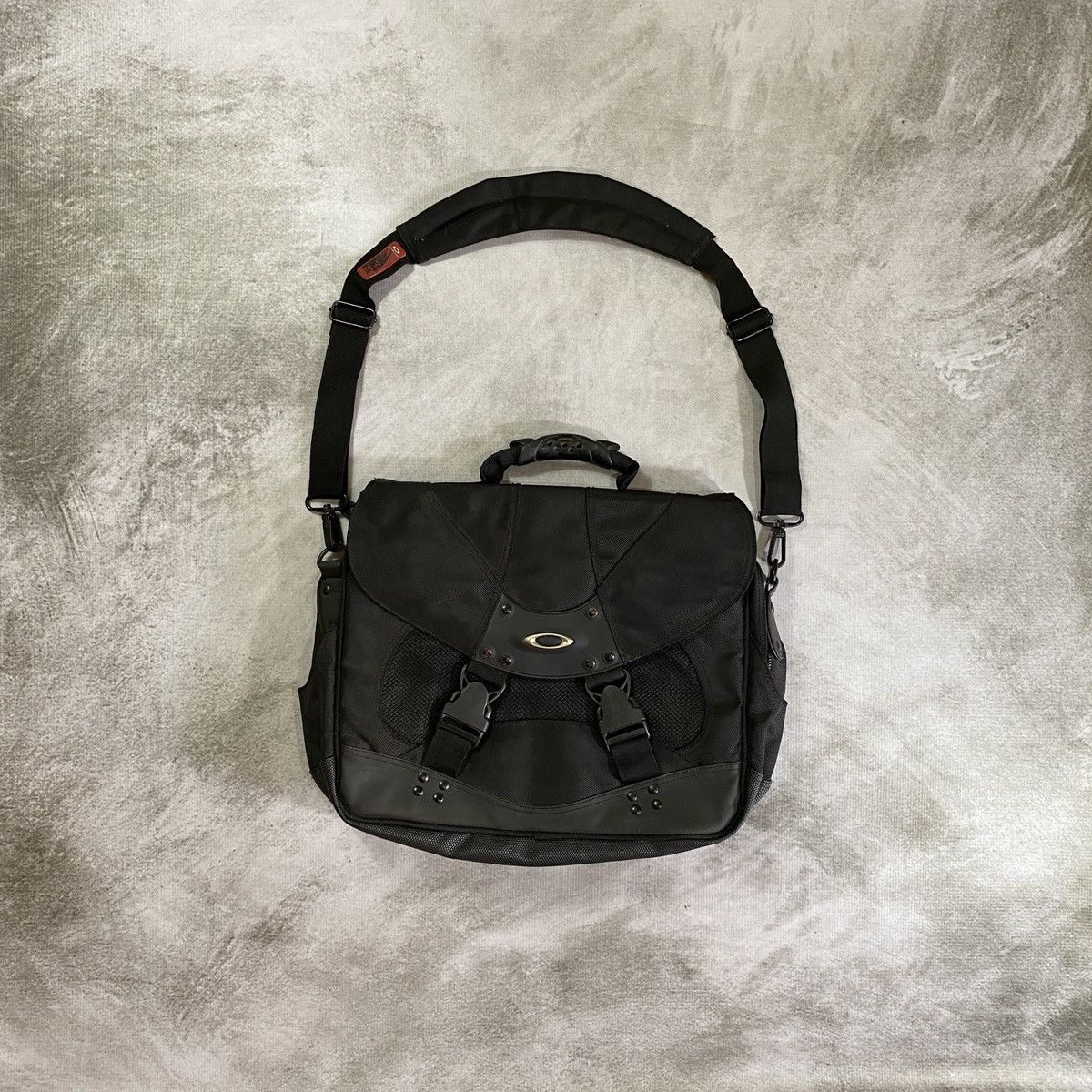 Y2K Oakley Messenger Bag Tactical in Black, Men's
