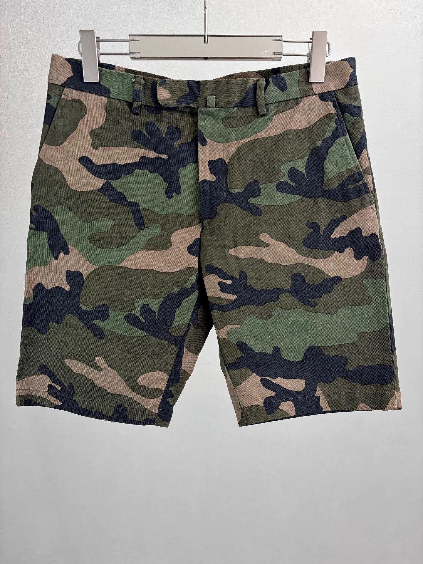 Valentino VALENTINO Camouflage Cargo Shorts Size US 30 / EU 46 - 1 Thumbnail
