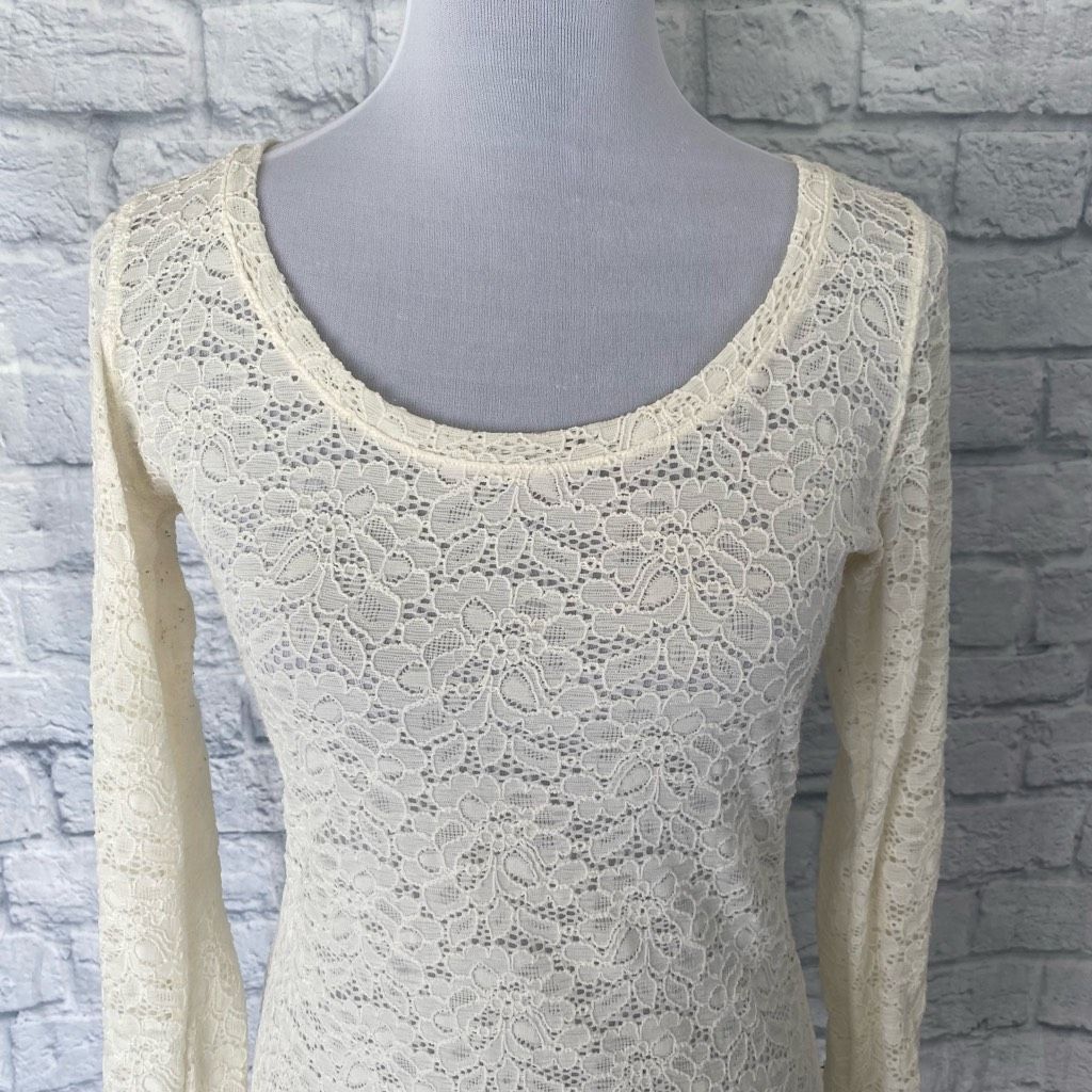 Express Express women S scoopneck long sleeve lace fitted blouse bla Size S / US 4 / IT 40 - 3 Thumbnail